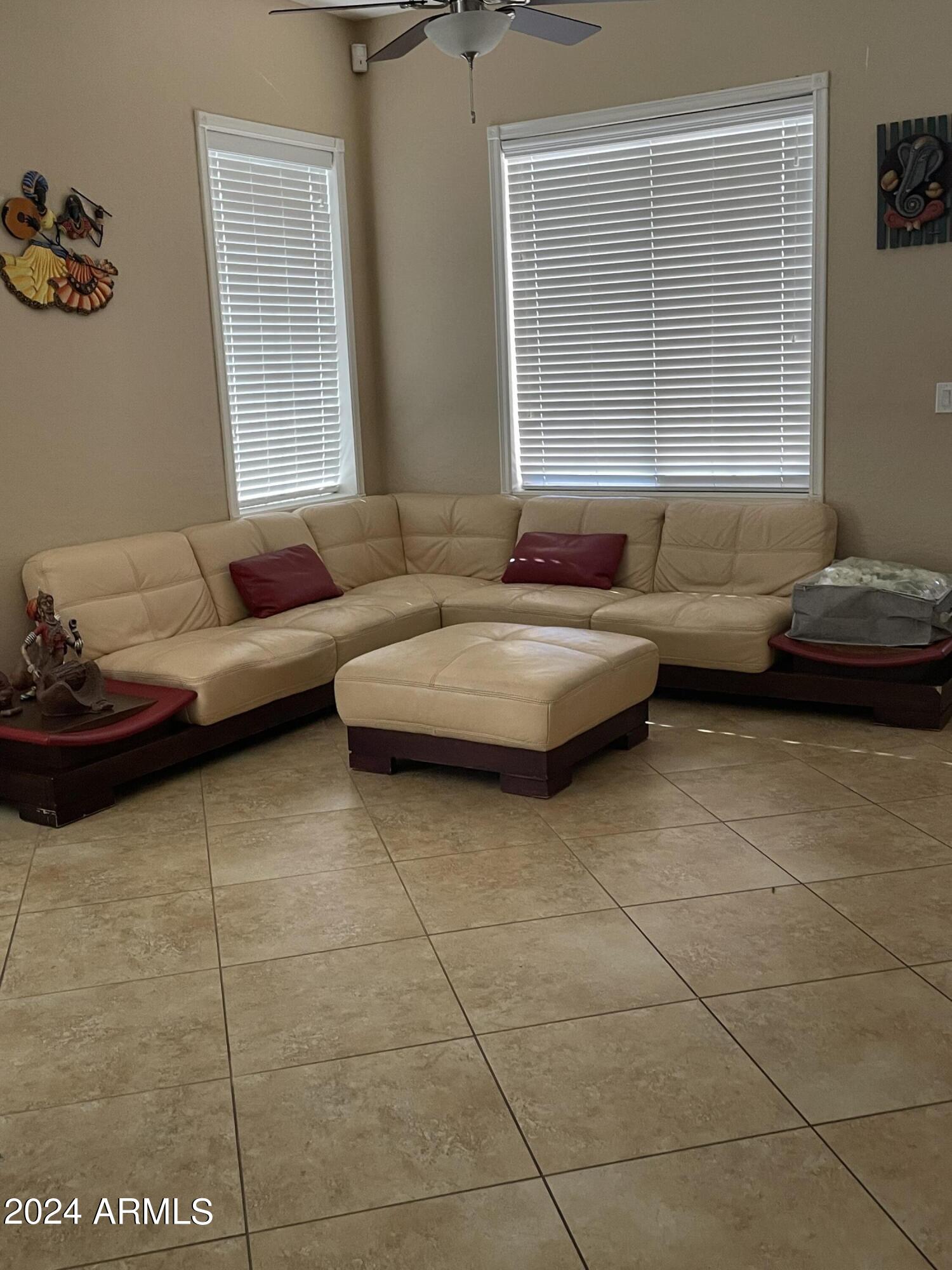 1433 W LONGHORN Drive