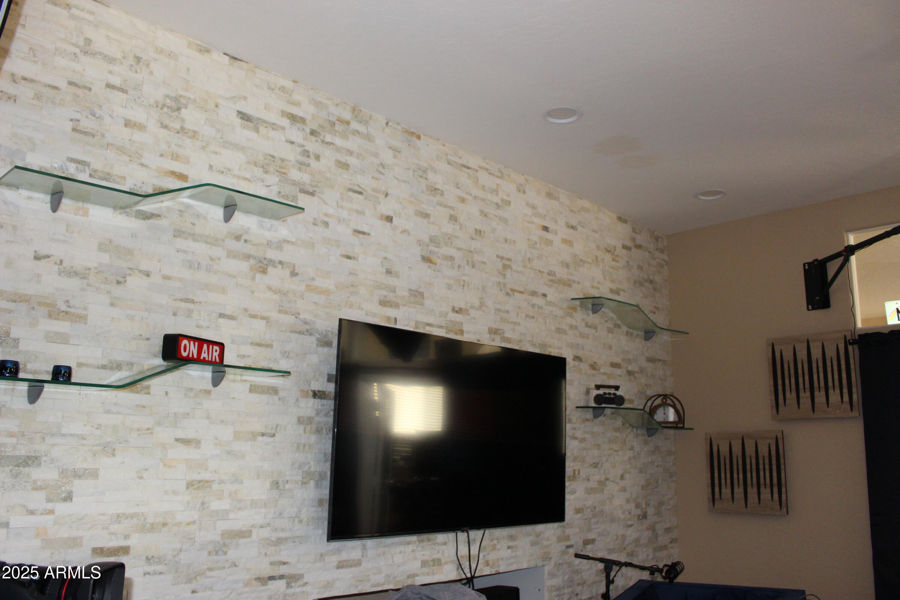 1433 W LONGHORN Drive