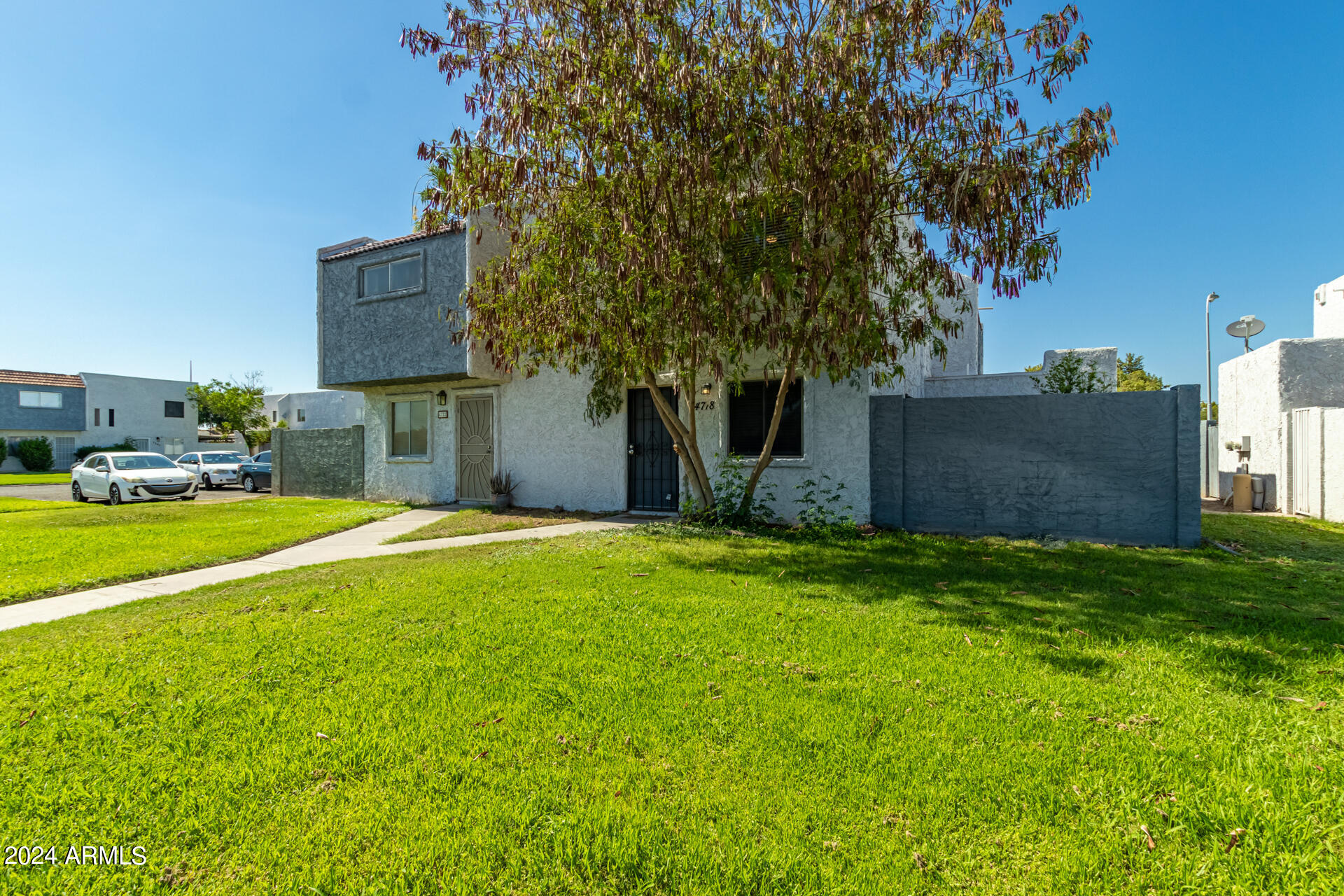 4718 W Orangewood Avenue