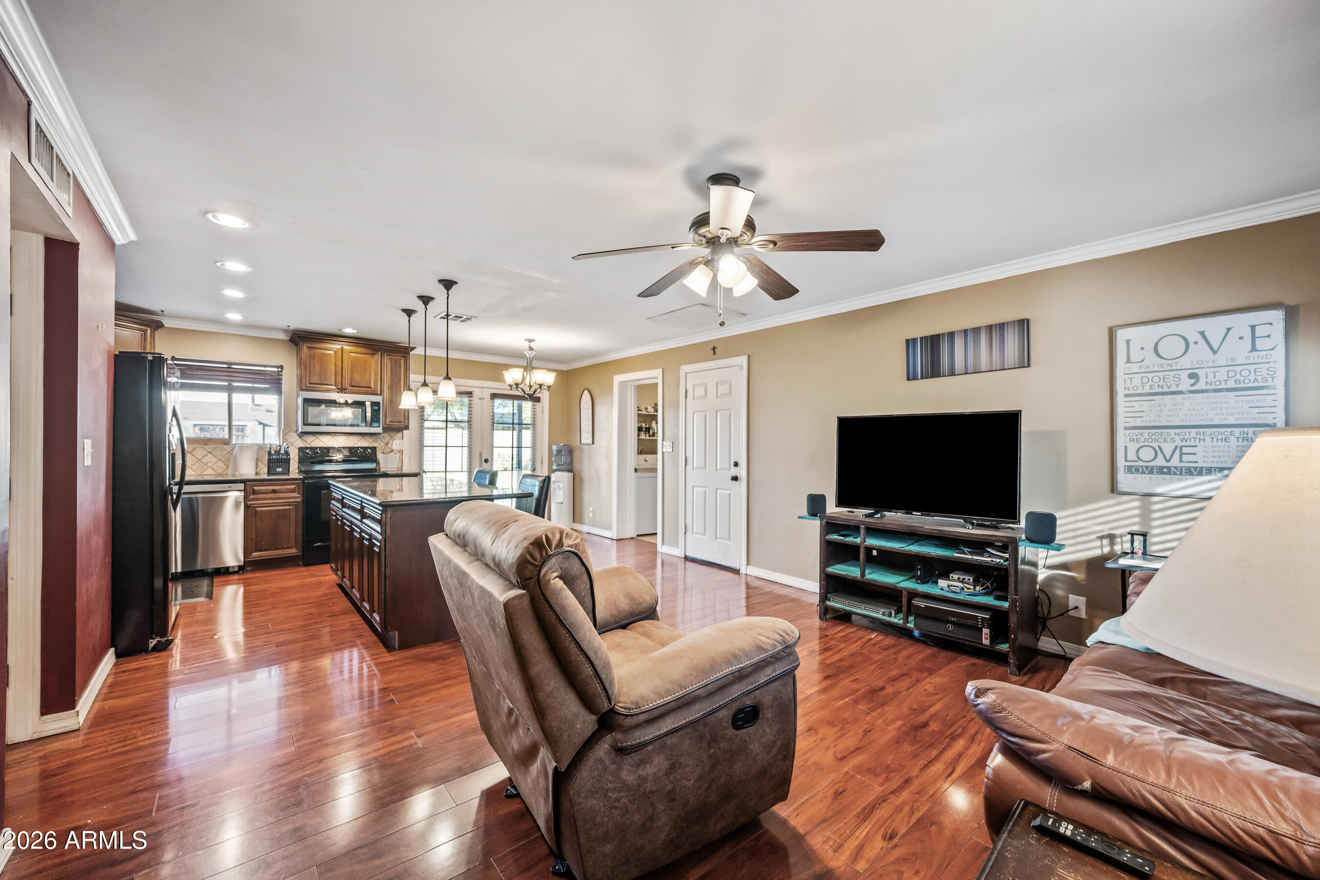 762 E CARLA VISTA Drive