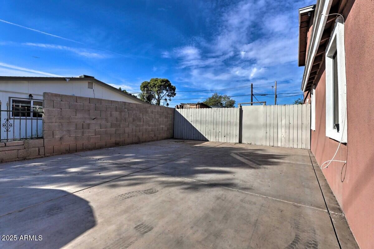 814 N 27 Avenue