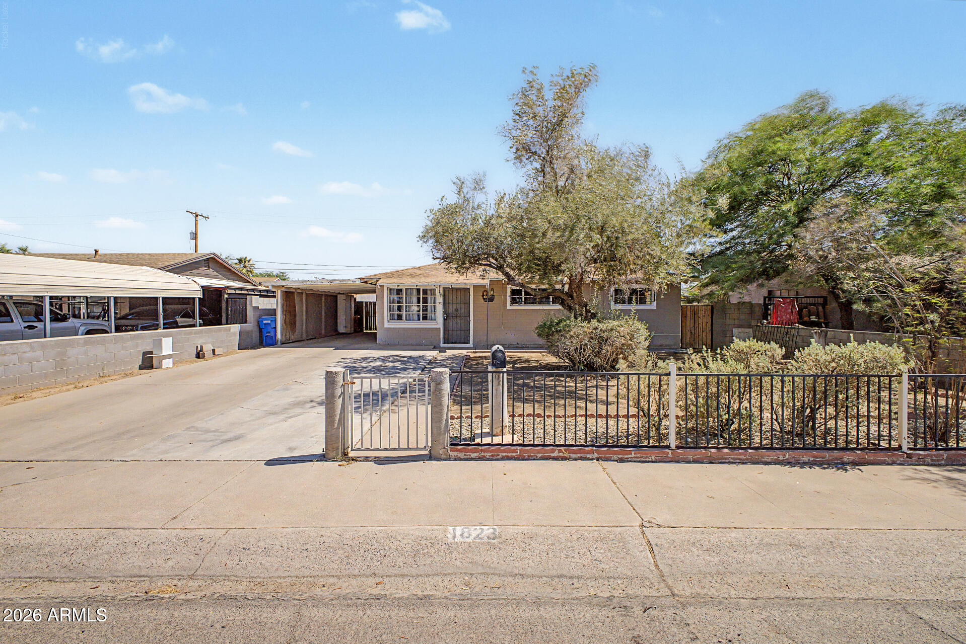 1823 E SUNLAND Avenue