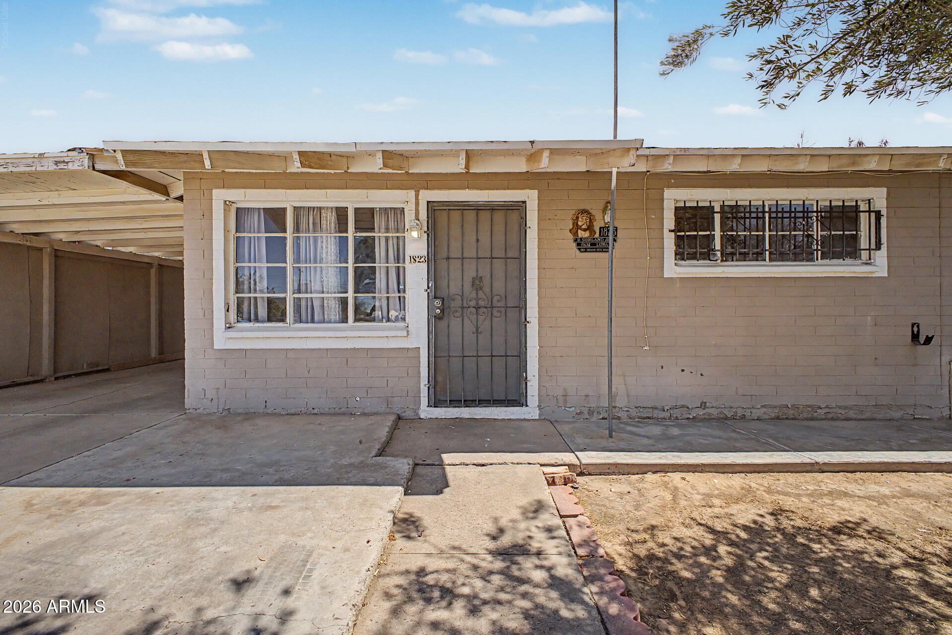 1823 E SUNLAND Avenue