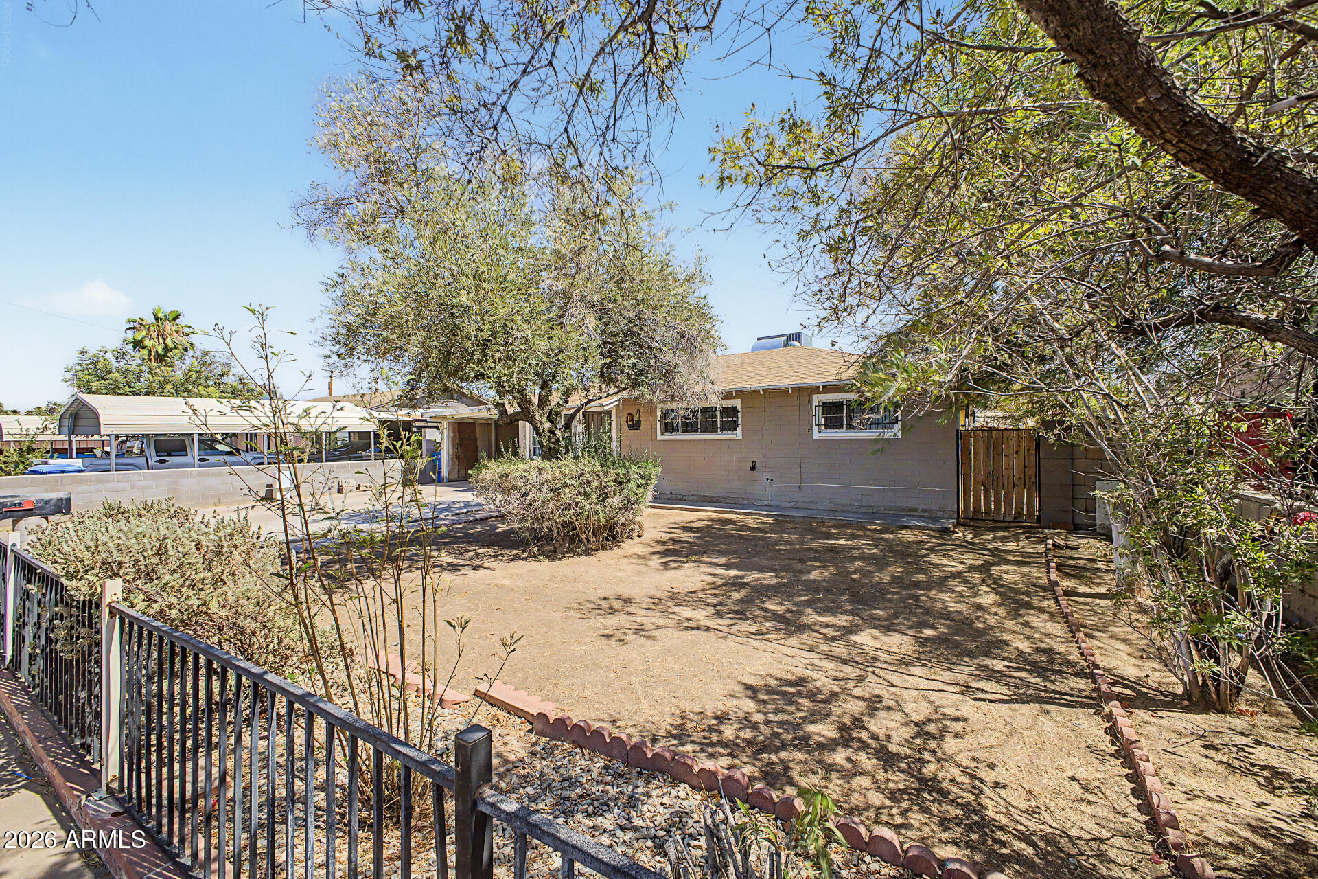 1823 E SUNLAND Avenue