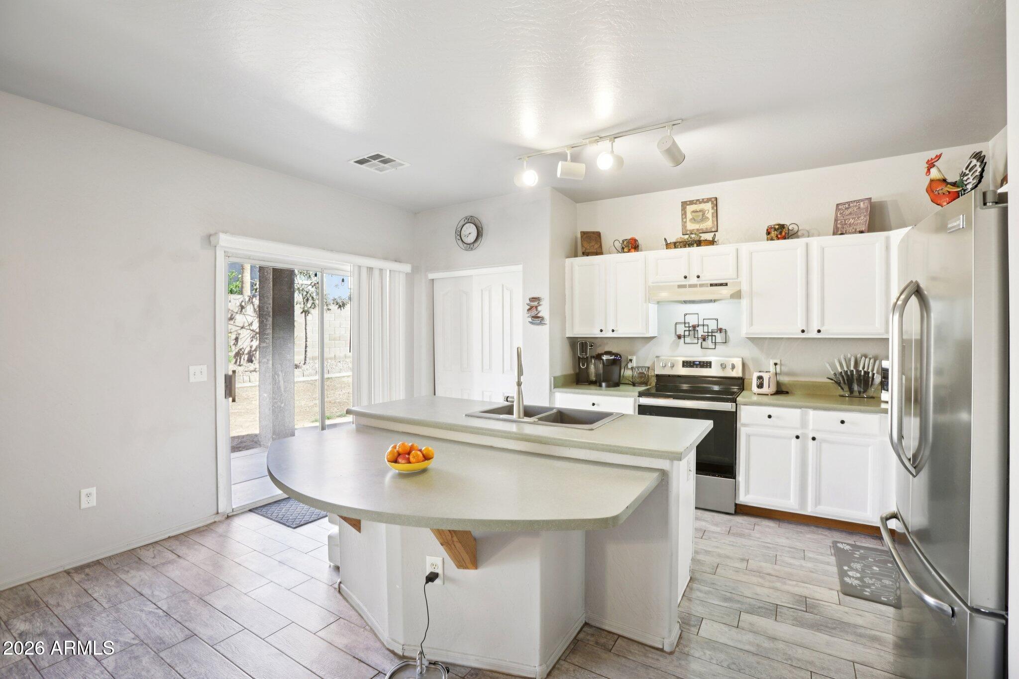 10466 E OBISPO Avenue