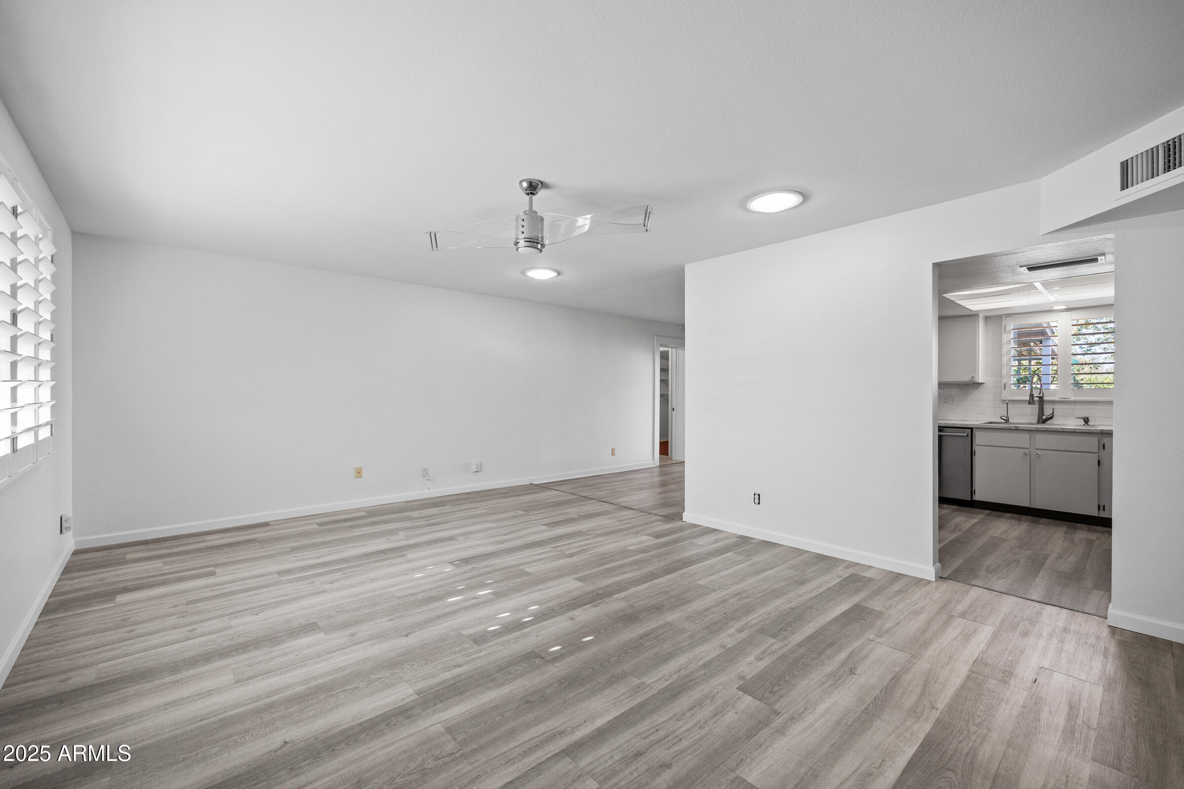 1614 W INVERNESS Drive