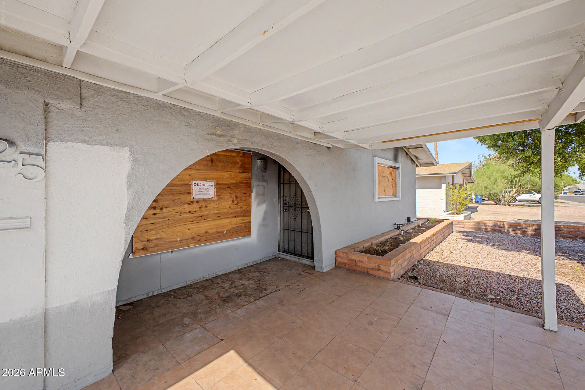 1825 E LA DONNA Drive