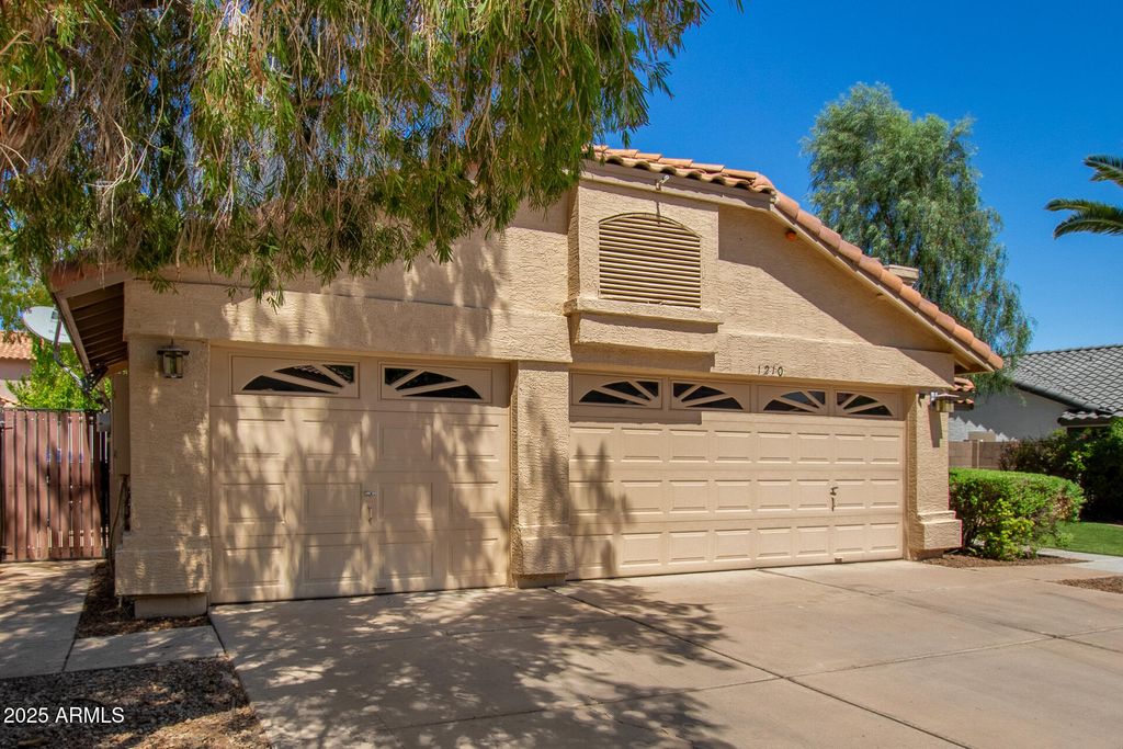 Photo of 1210 E Seahorse Lane, Gilbert, AZ 85234 (MLS # 6918030)