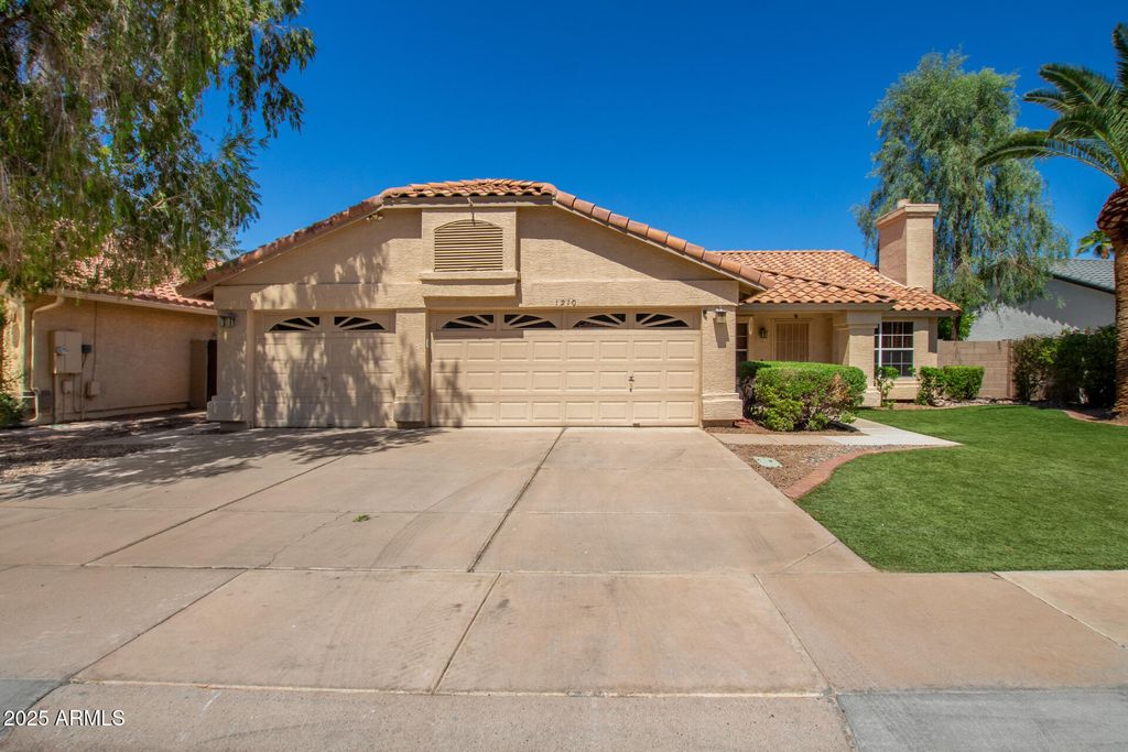 Photo of 1210 E Seahorse Lane, Gilbert, AZ 85234 (MLS # 6918030)