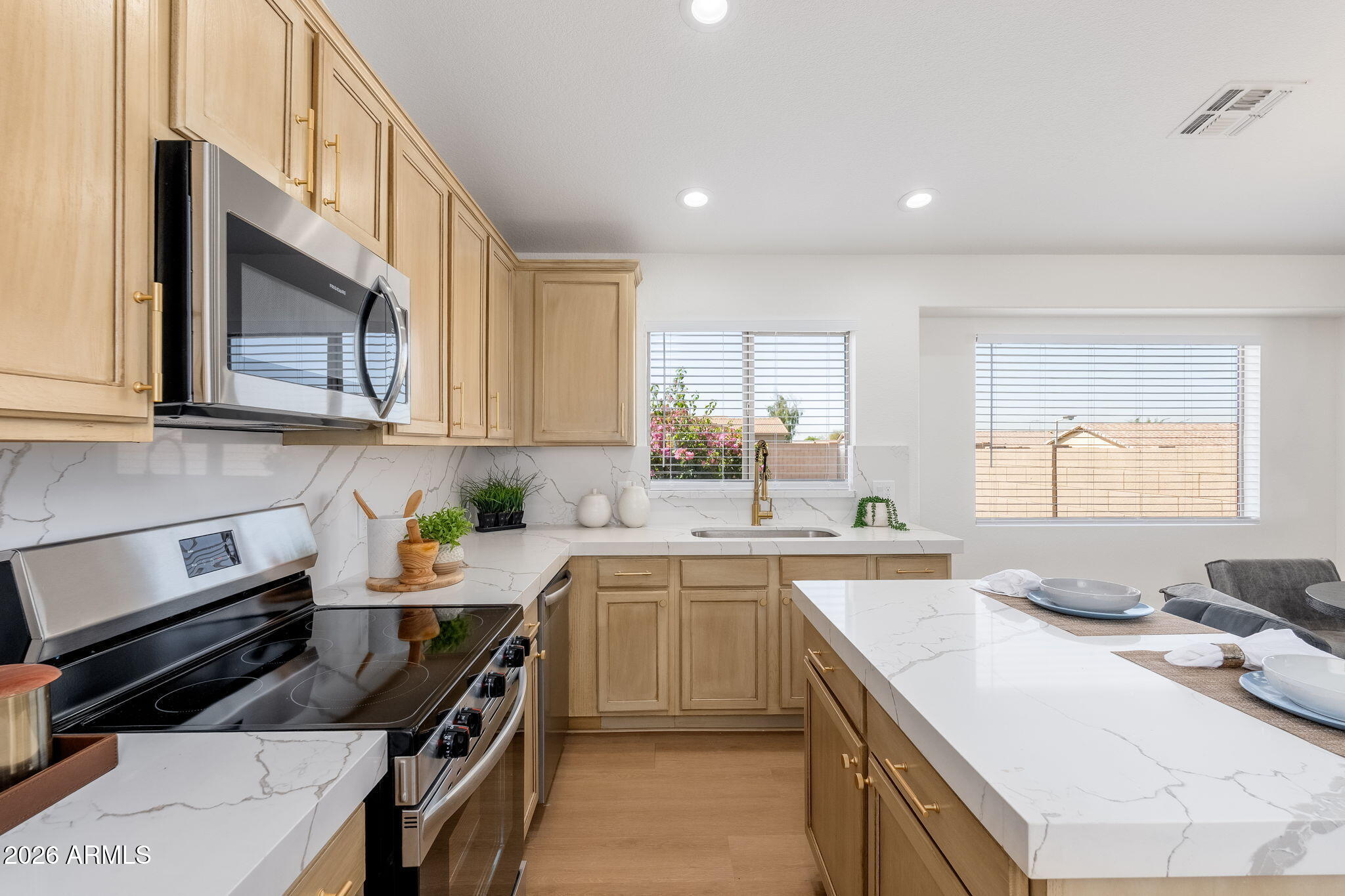 1704 E SOUTH MOUNTAIN Avenue