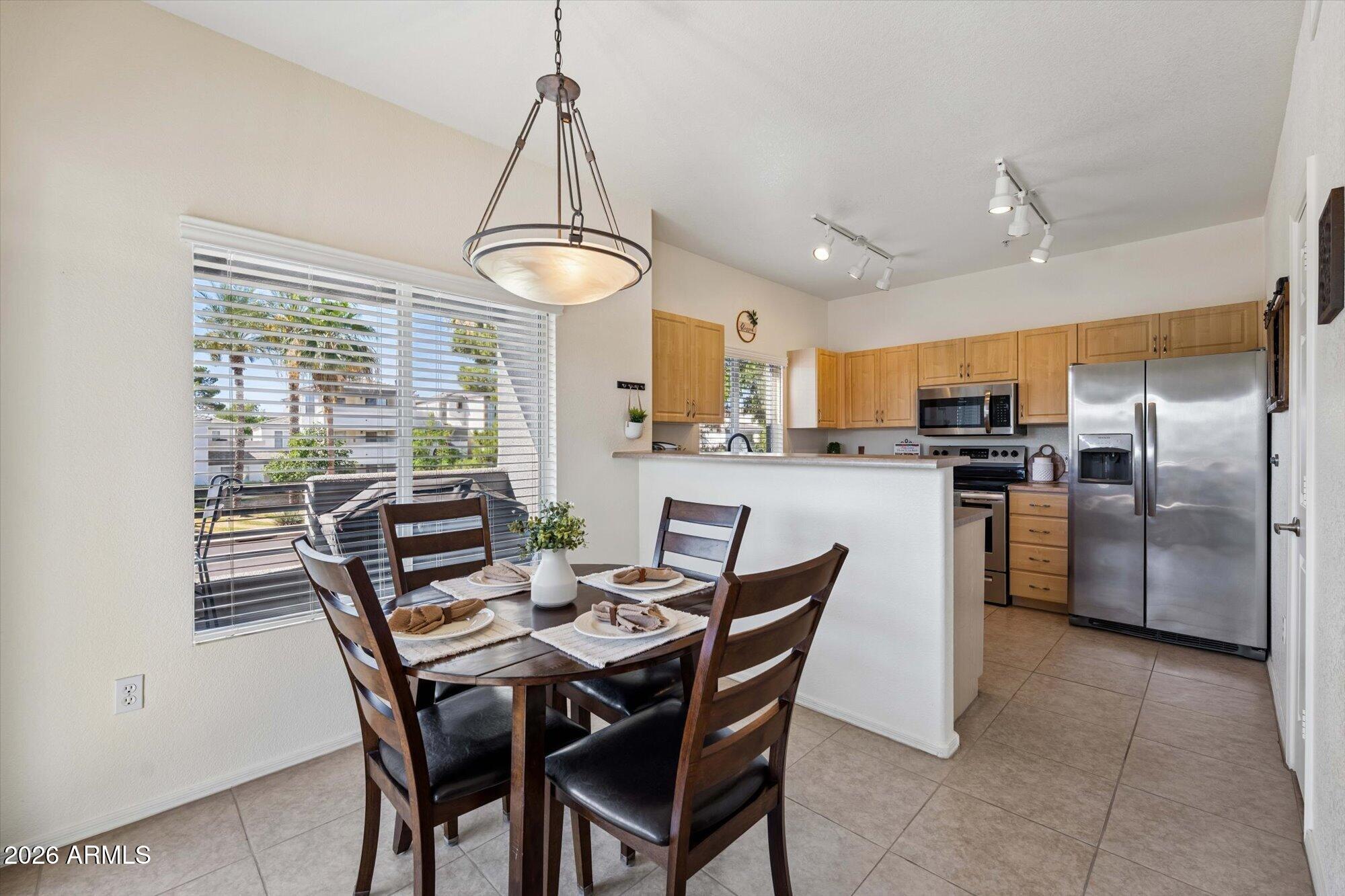 FAIRWAYS AT ARROWHEAD CONDOMINIUMS REPLAT AMD - Residential
