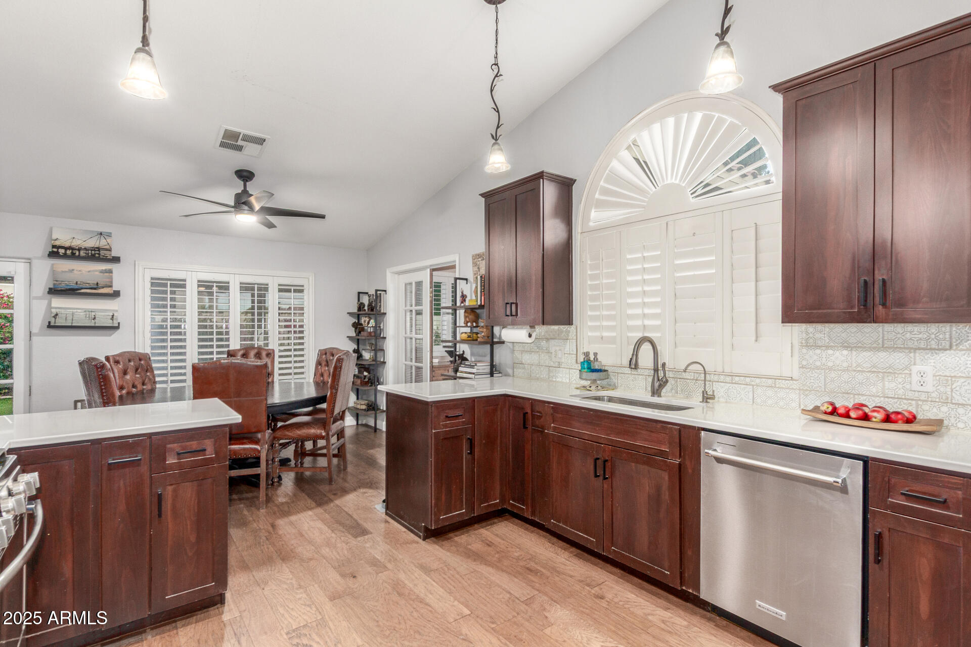 2321 N Glenview --