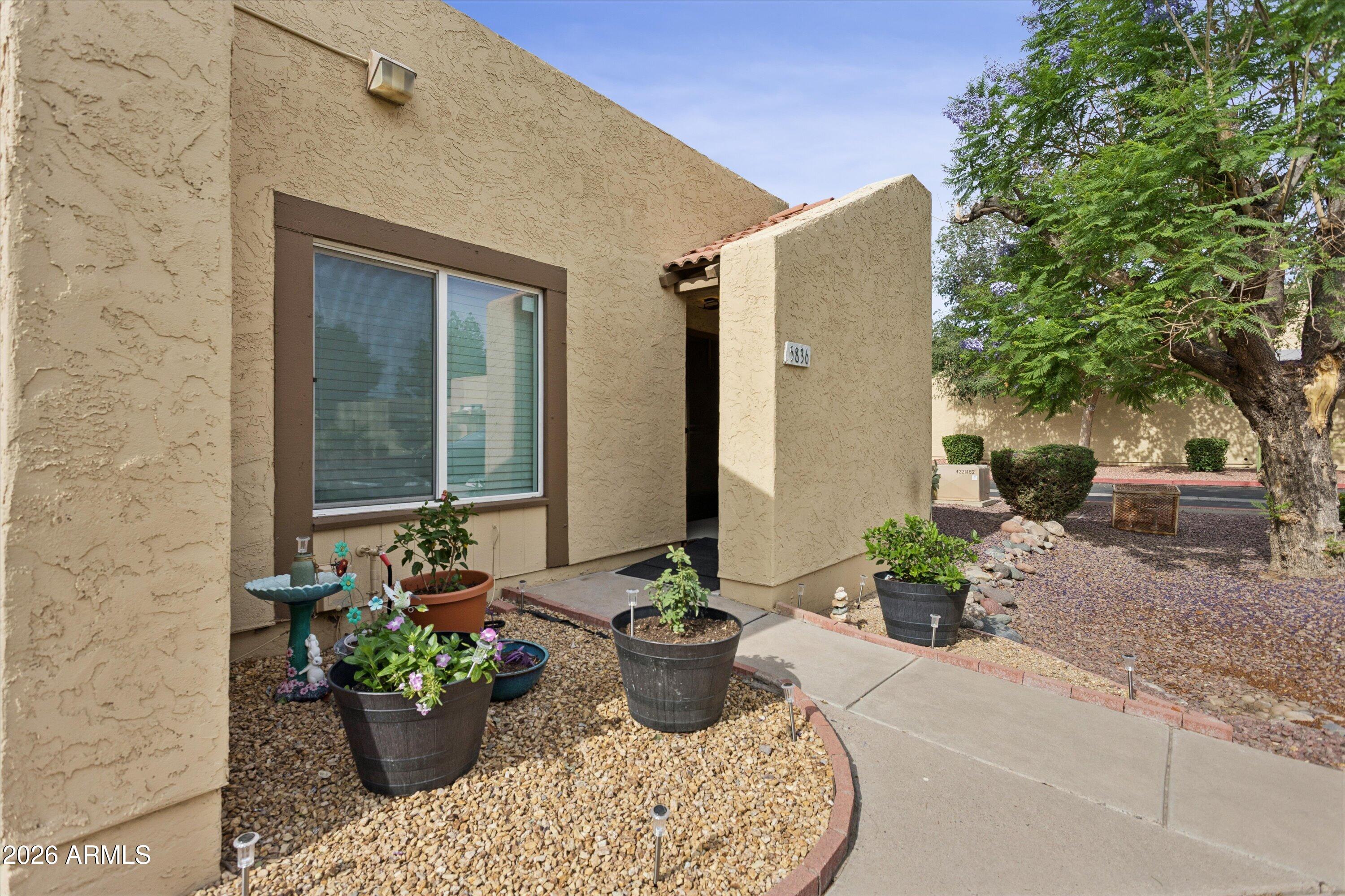 5836 W WINCHCOMB Drive