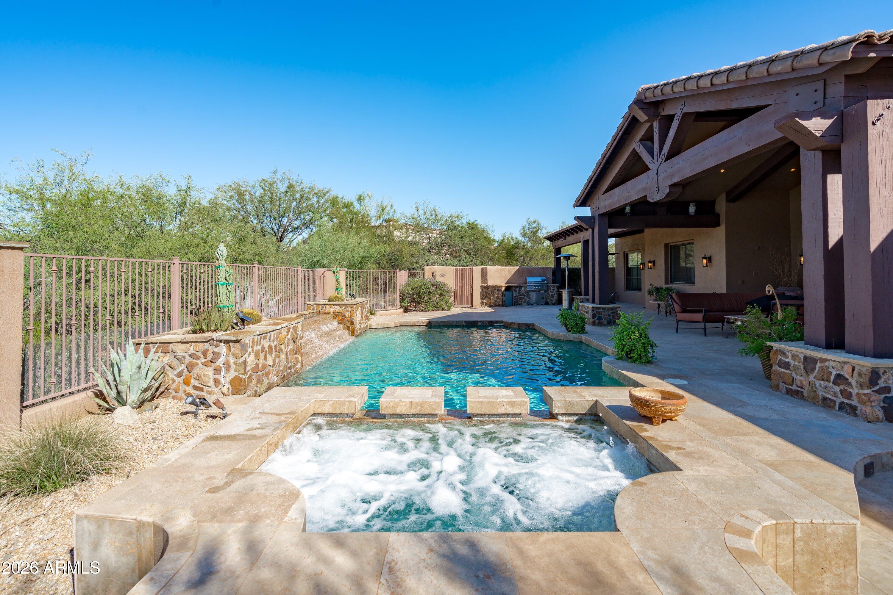 WHISPER ROCK - Residential