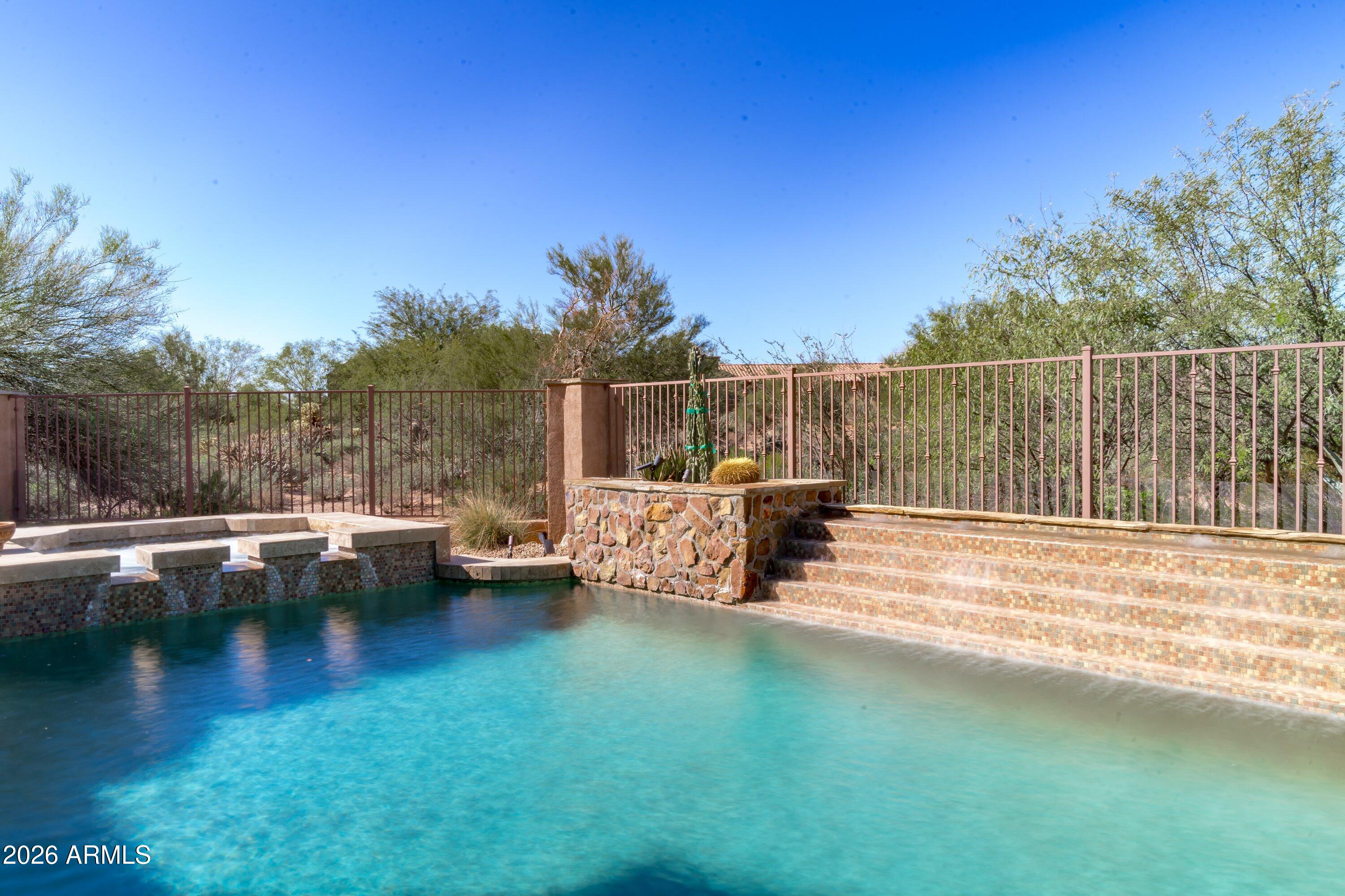 WHISPER ROCK - Residential