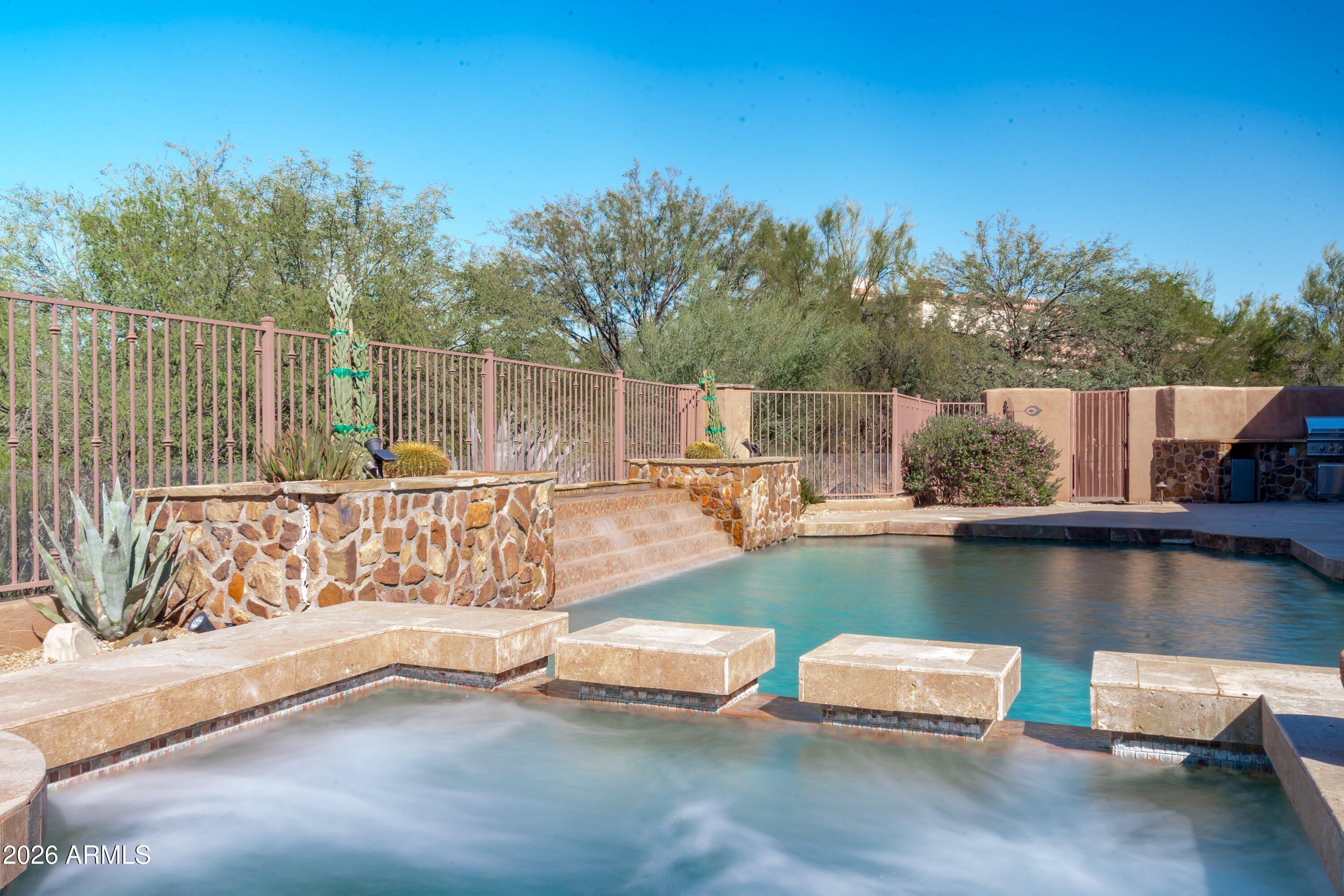 WHISPER ROCK - Residential