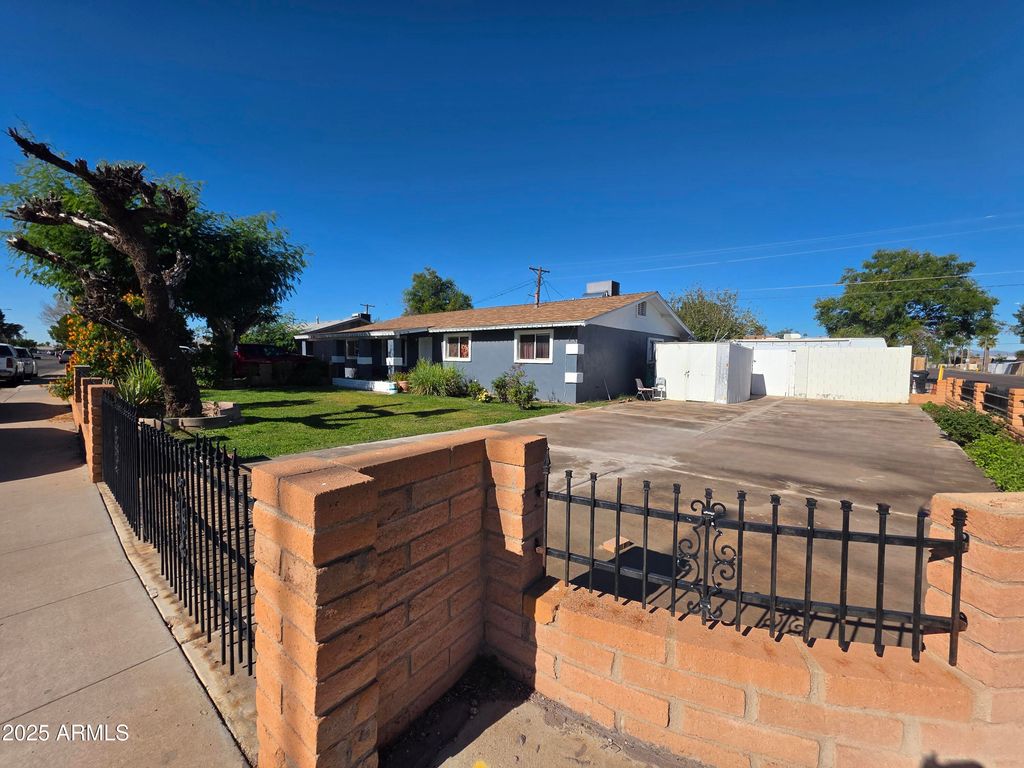 Photo of 1610 W 7th Avenue, Mesa, AZ 85202 (MLS # 6952315)