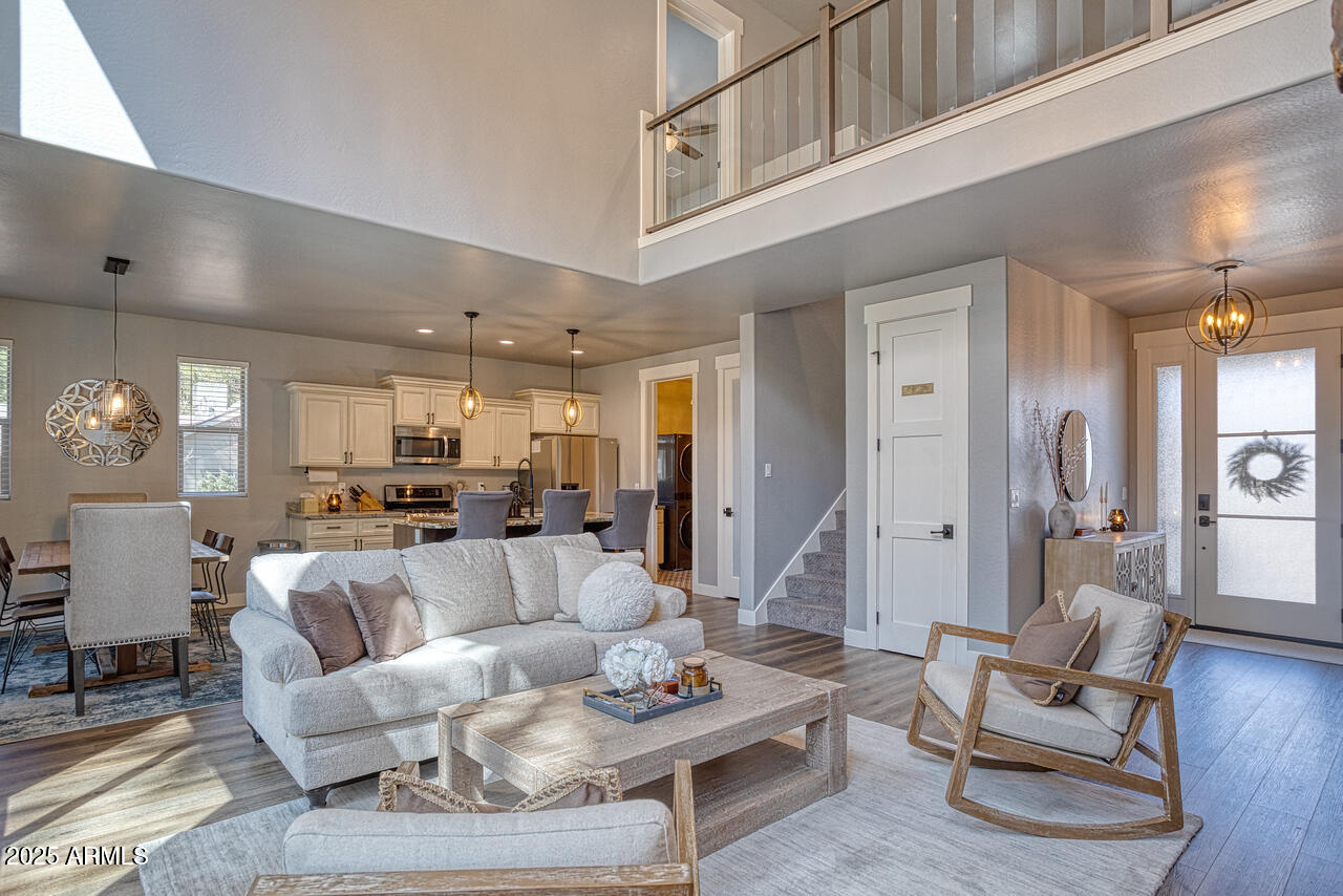 381 E IRIS Lane