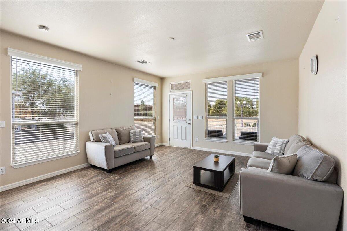 8865 E BASELINE Road 753