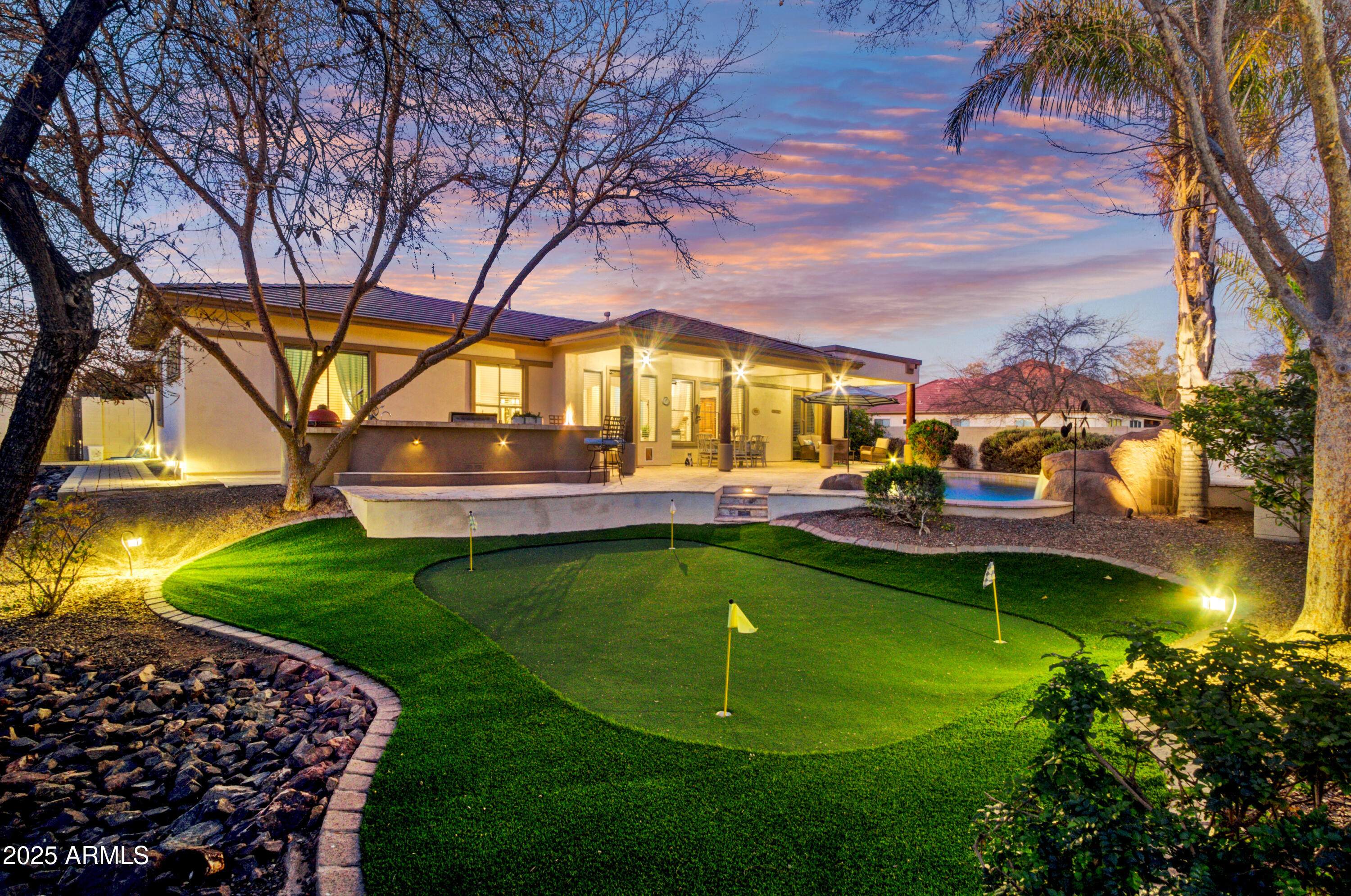 911 E DESERT INN Drive