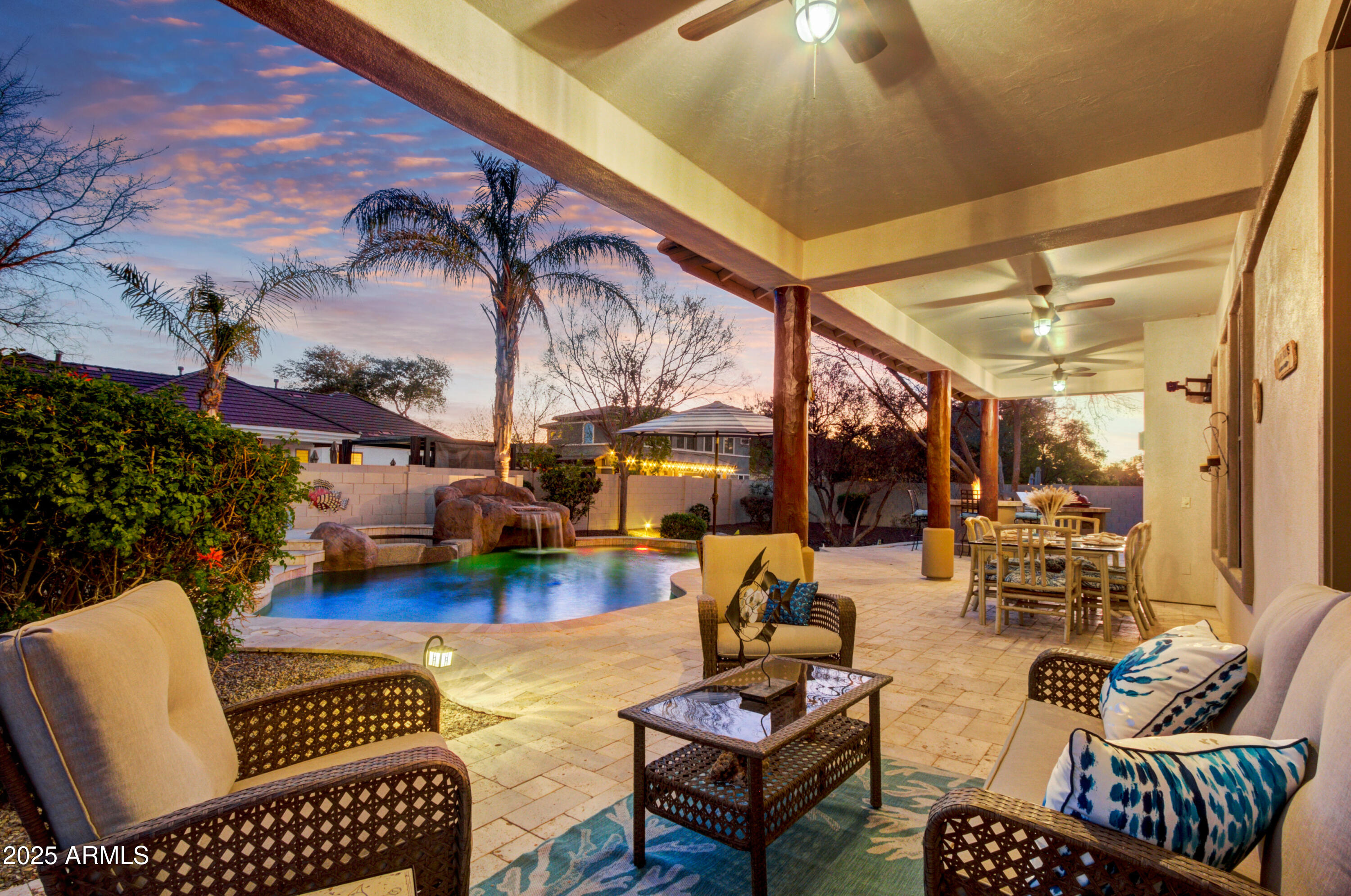911 E DESERT INN Drive