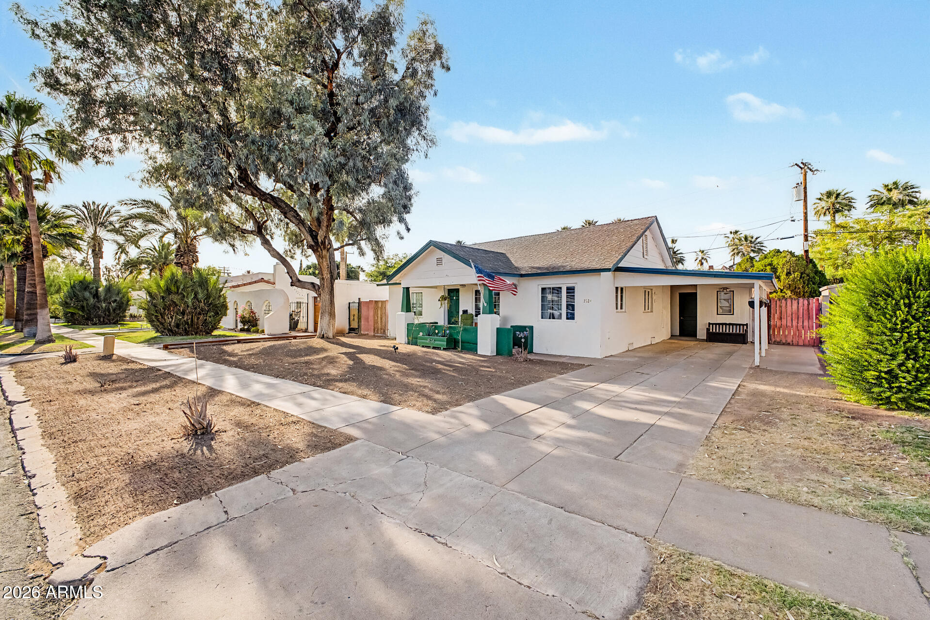 1524 E EARLL Drive