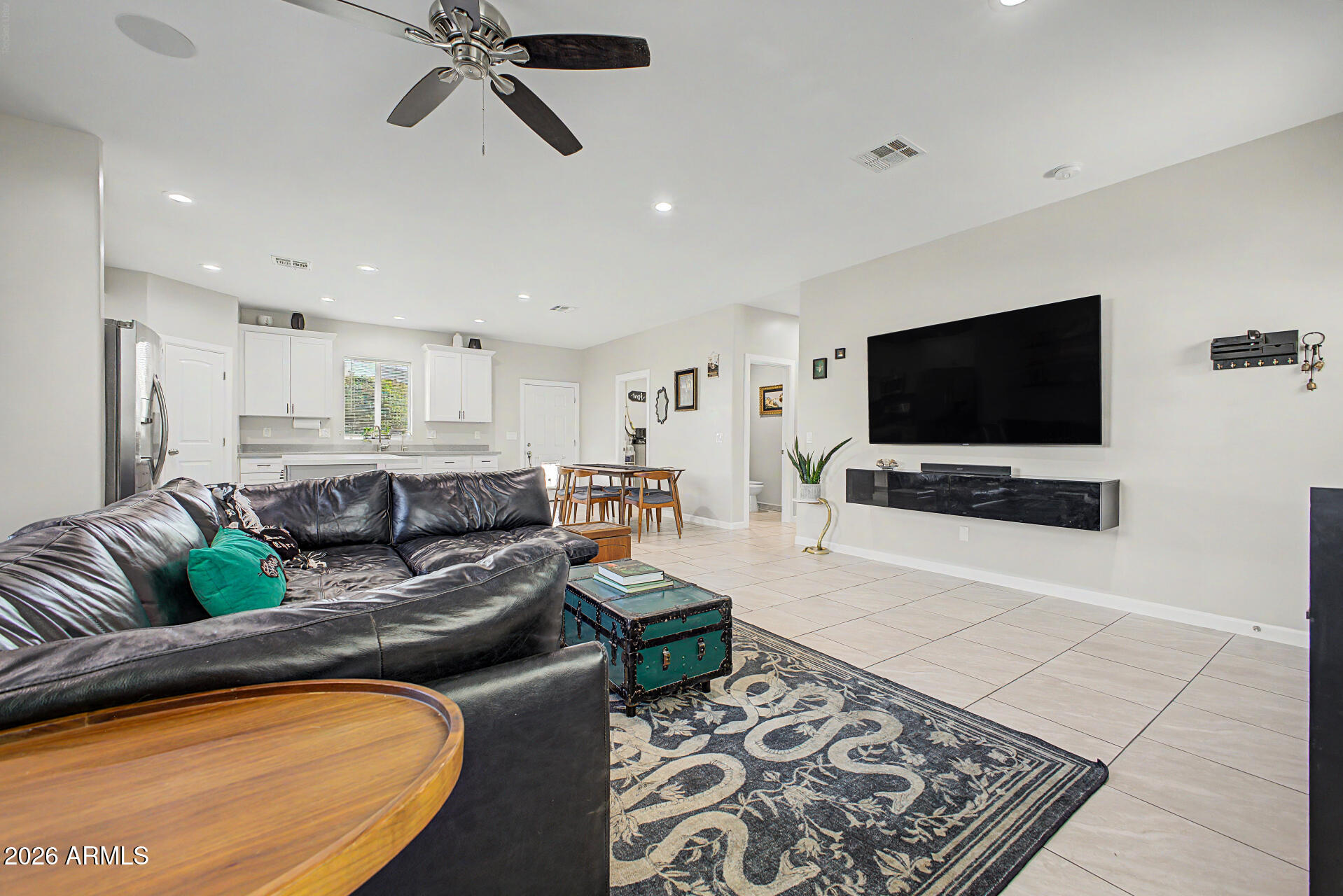 2901 E PARADISE Lane