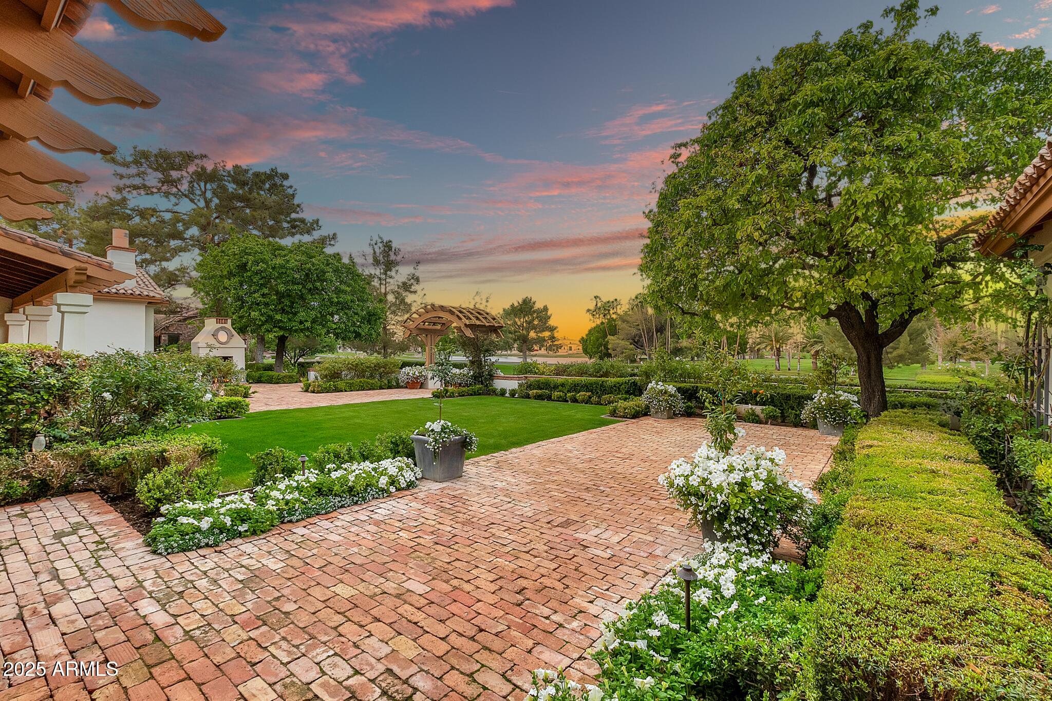 12 E OAKWOOD HILLS Drive