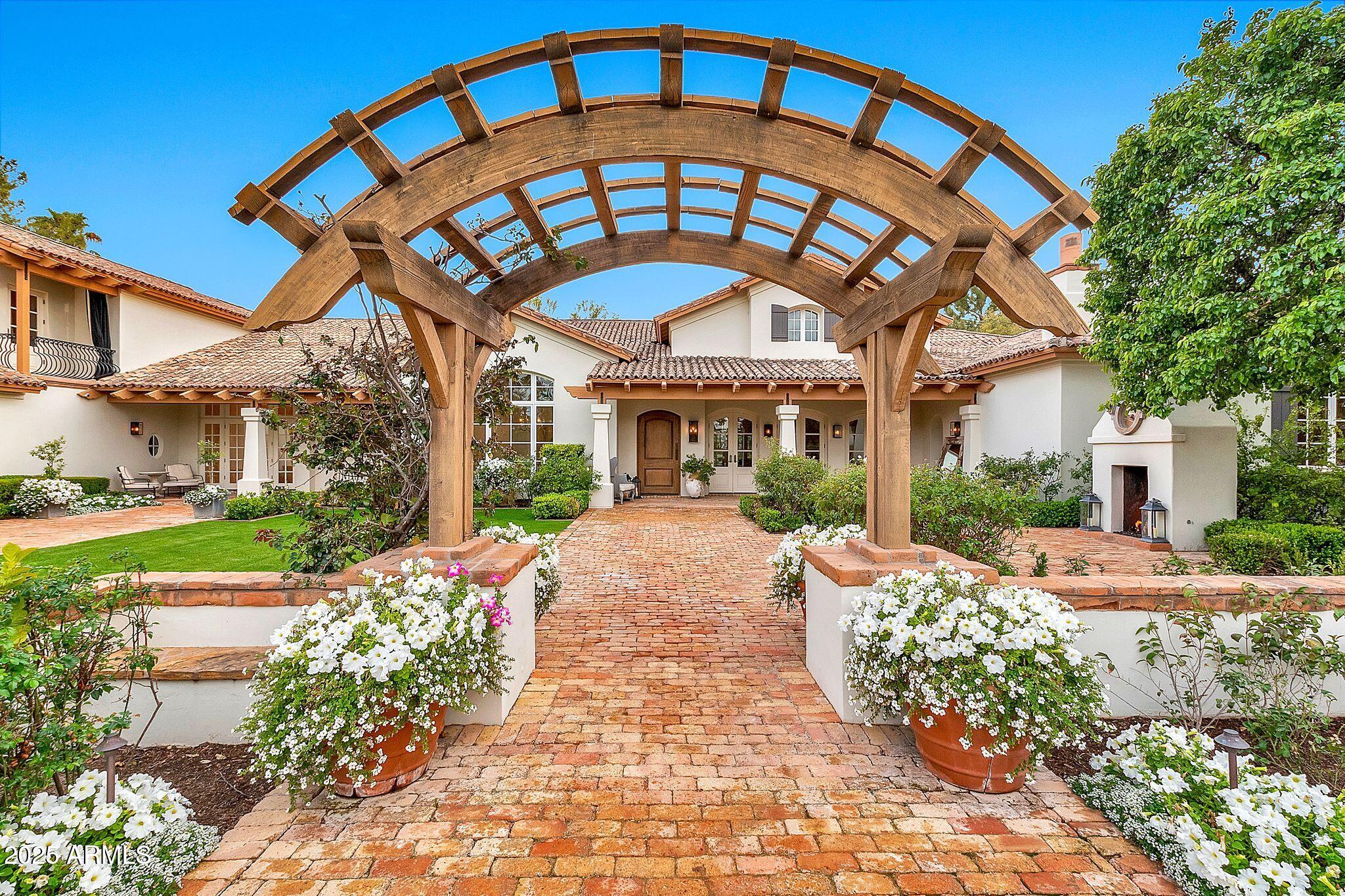 12 E OAKWOOD HILLS Drive