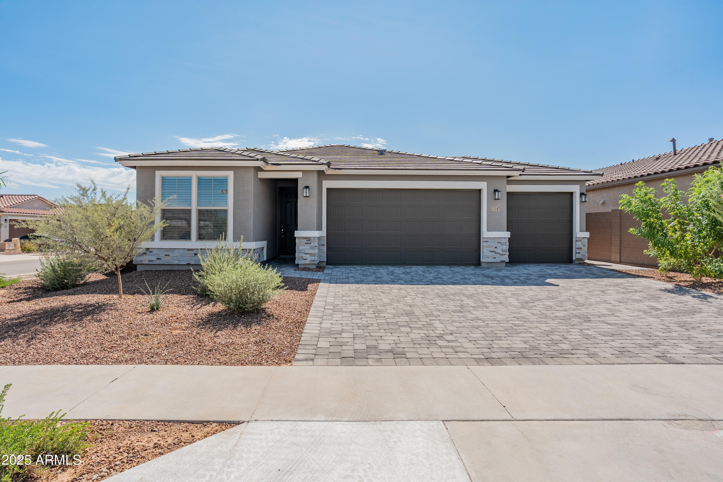 17745 W RUNNING DEER Trail