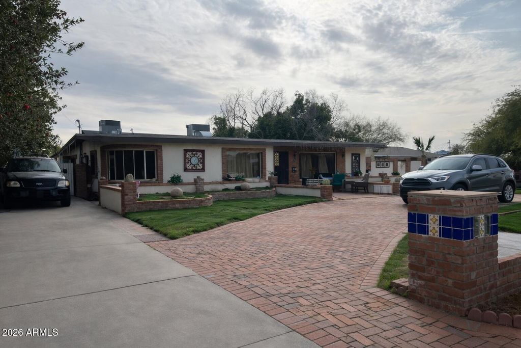 Photo of 21 E Saint Charles Avenue, Phoenix, AZ 85042 (MLS # 6976347)