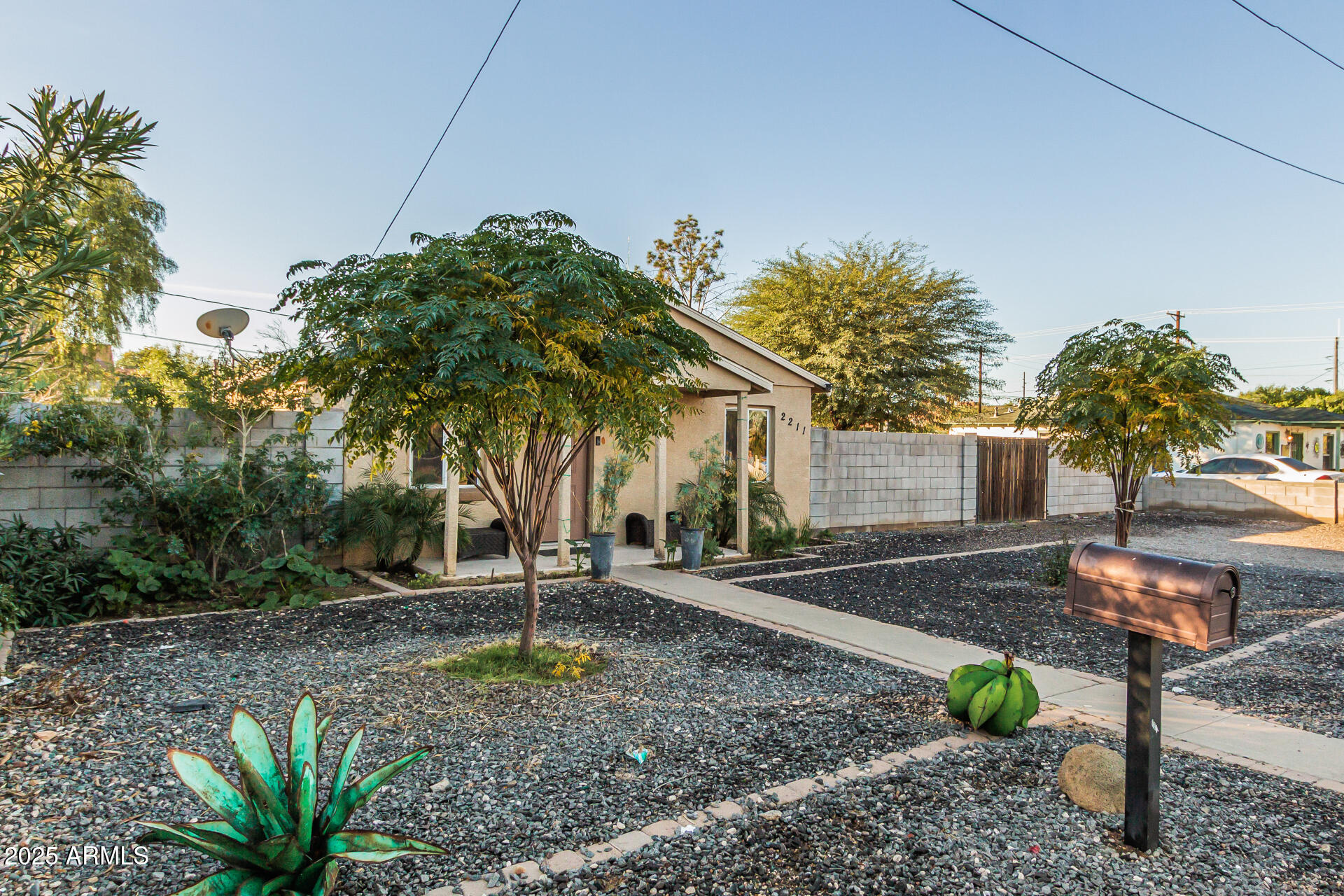 2211 W MEDLOCK Drive