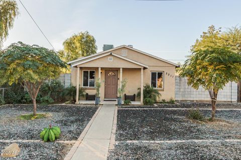 2211 W MEDLOCK Drive Phoenix AZ 85015