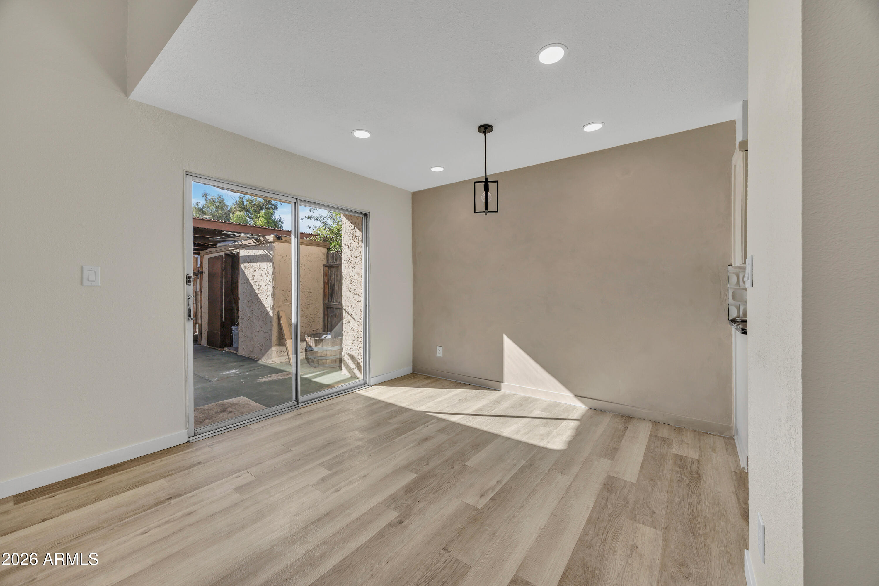 950 S VALENCIA -- 25