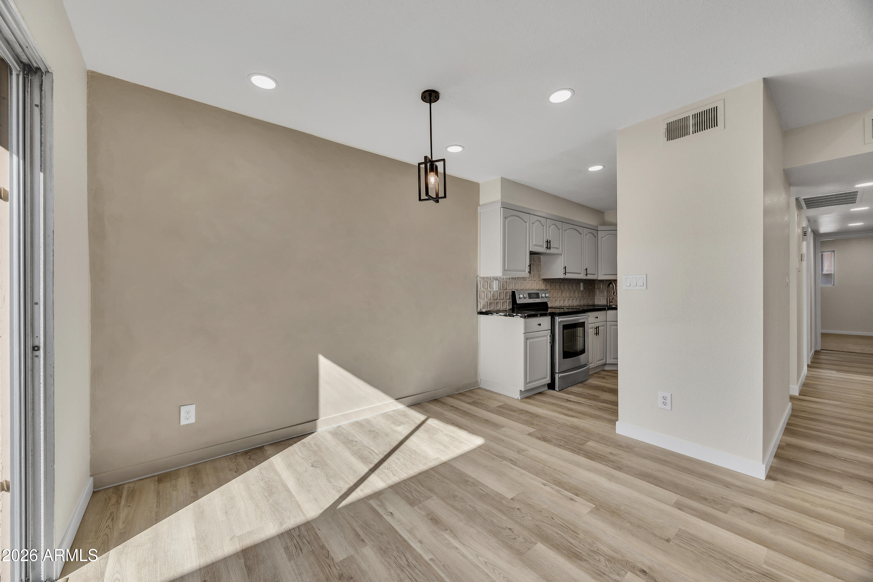 950 S VALENCIA -- 25