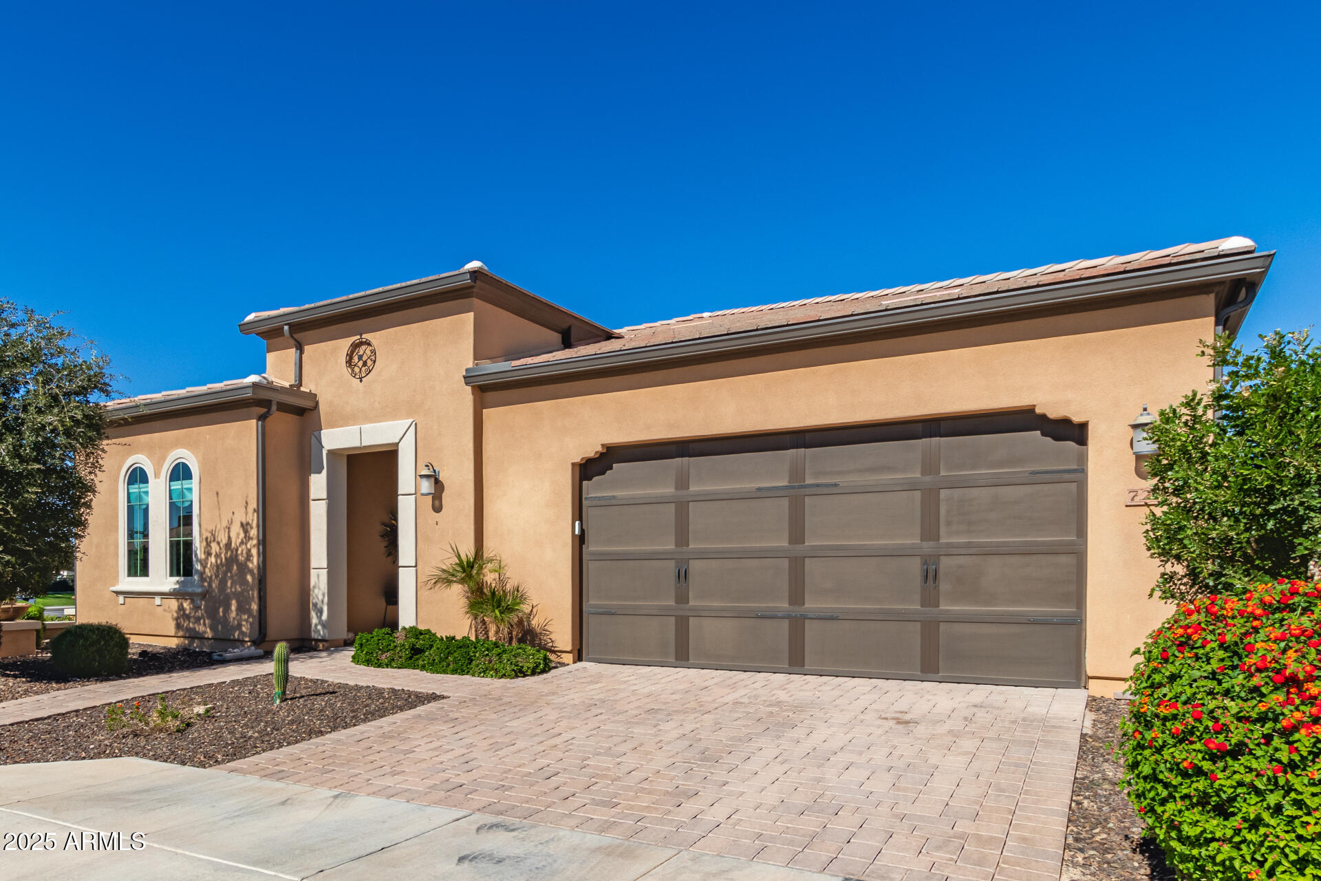 724 E SNOWY FARM Drive