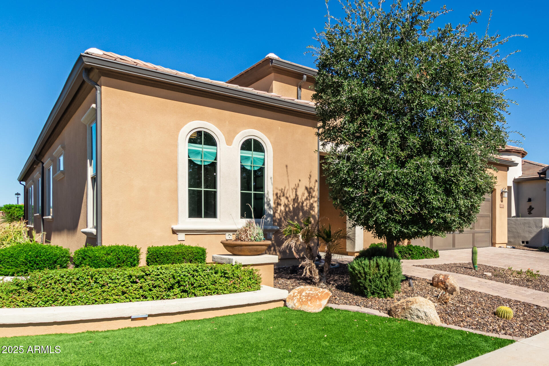 724 E SNOWY FARM Drive