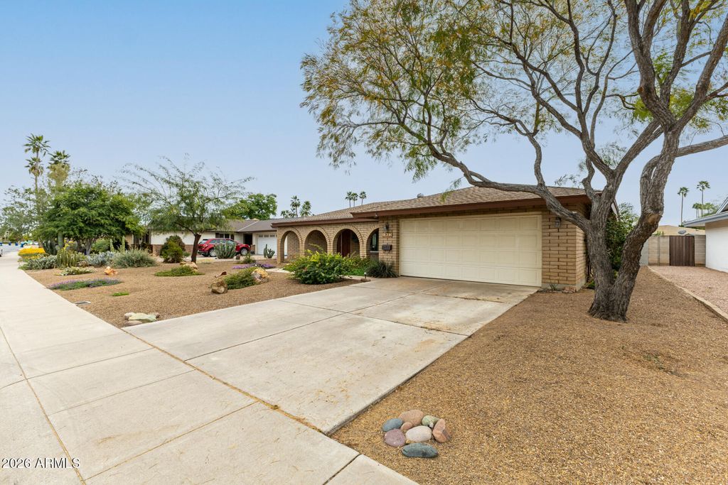 Photo of 1941 E Pebble Beach Drive E, Tempe, AZ 85282 (MLS # 6985618)