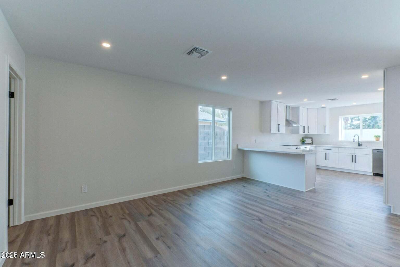 541 W MYRNA Lane