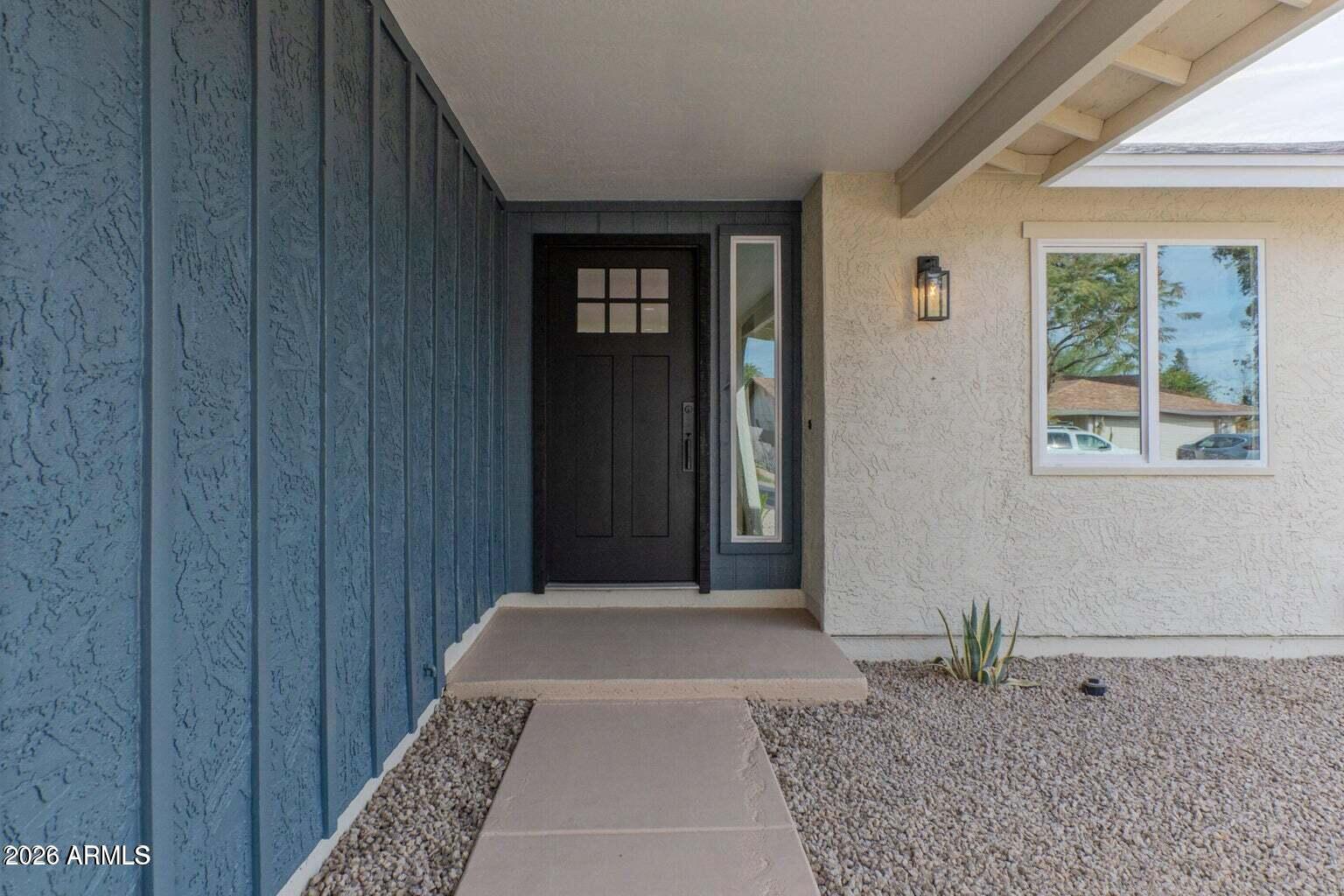 541 W MYRNA Lane