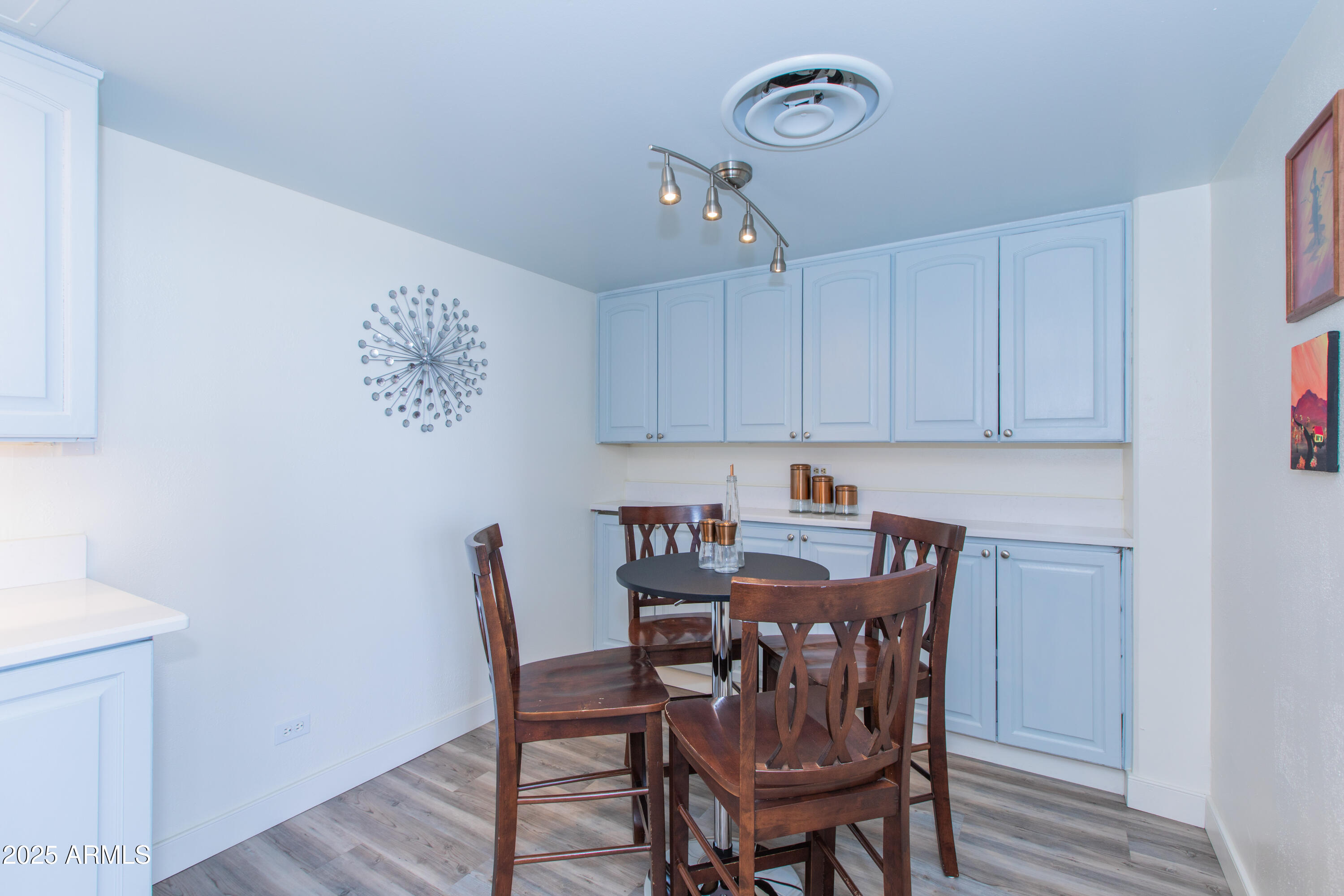 207 W CLARENDON Avenue 14E