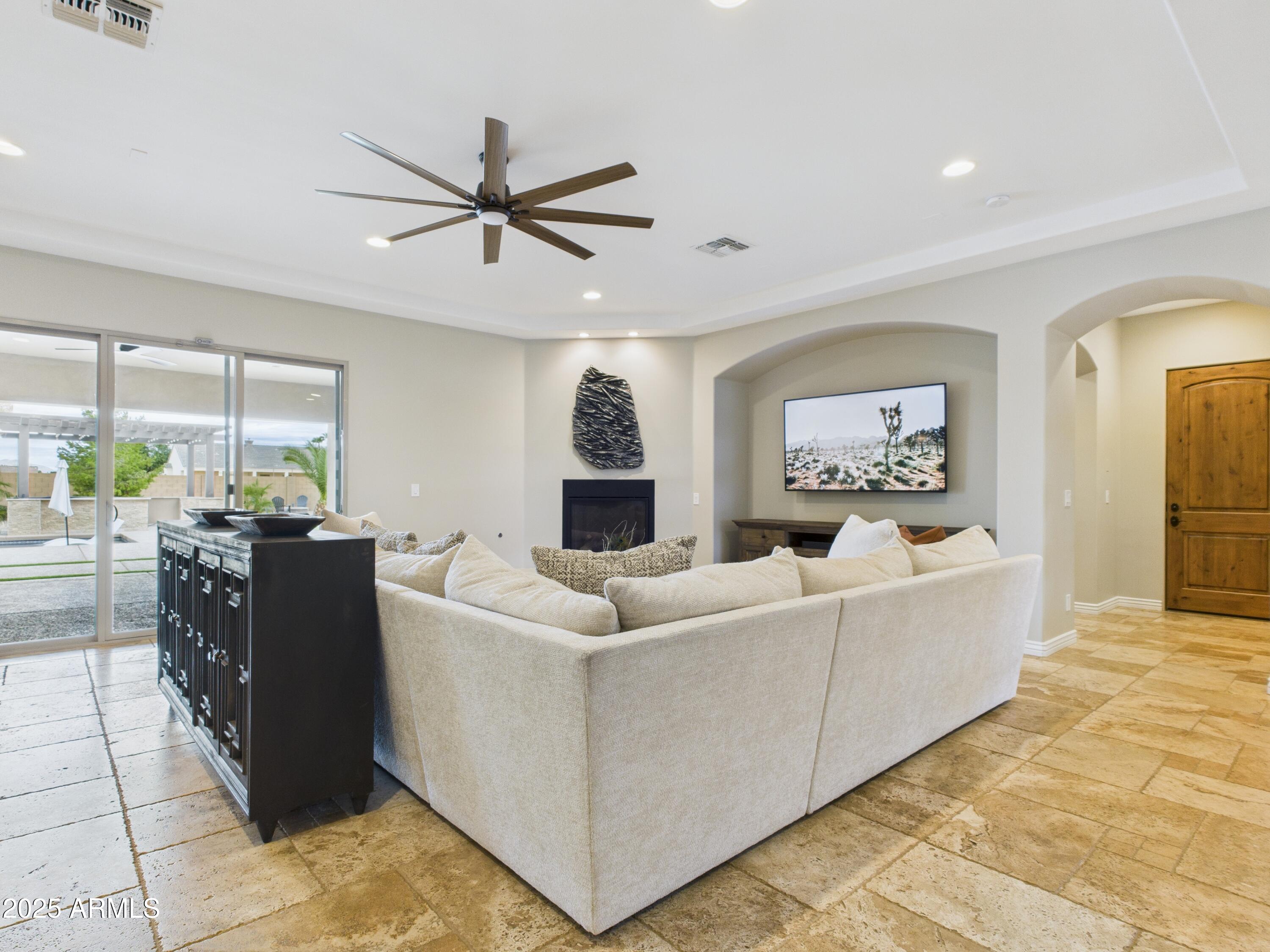 806 W DESERT RANCH Road