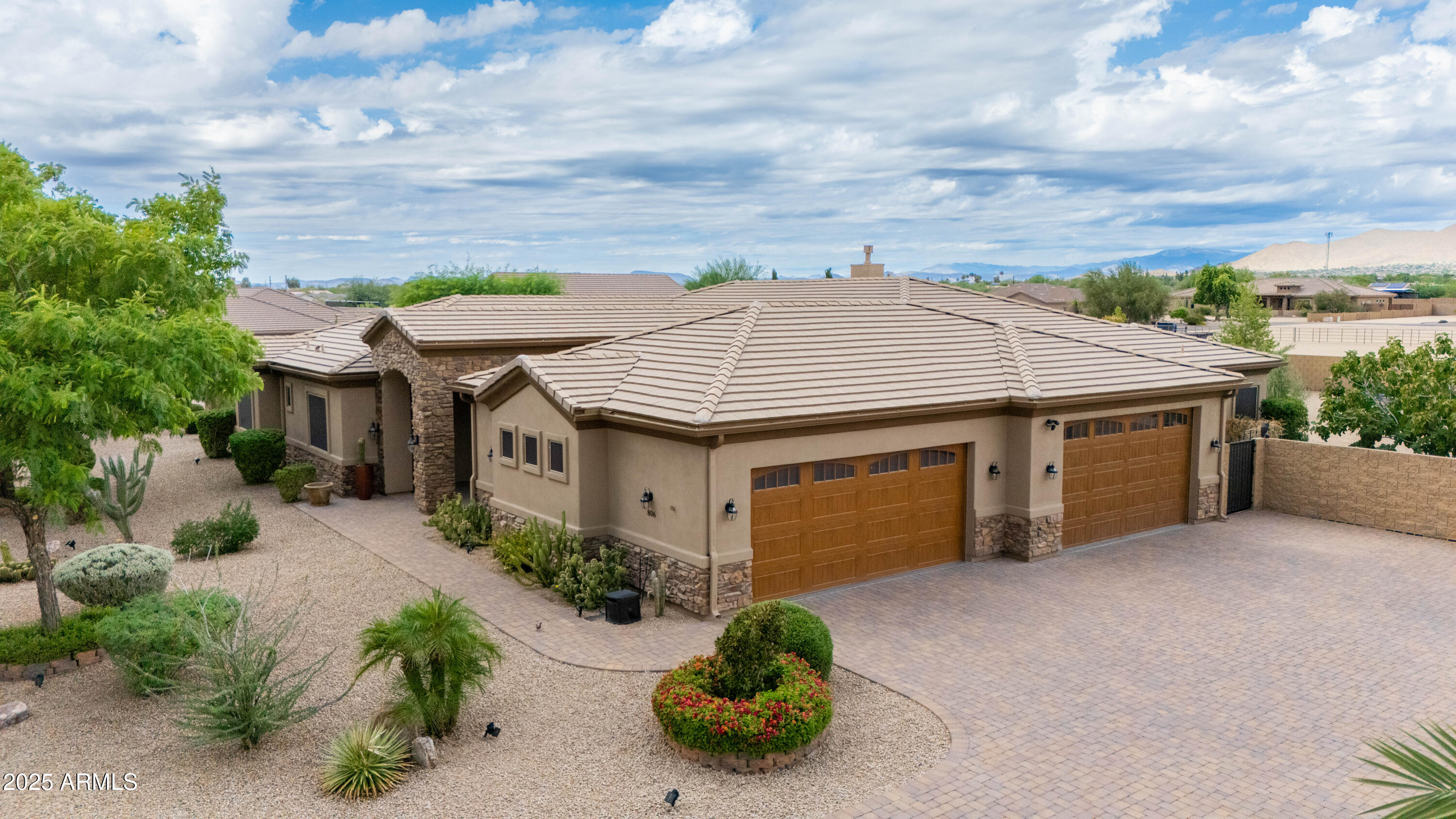 806 W DESERT RANCH Road