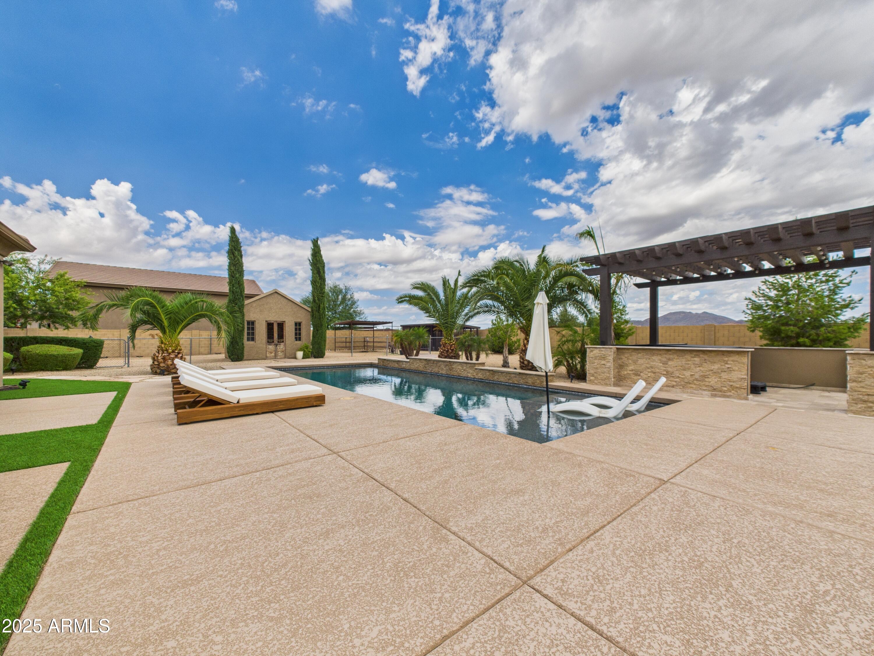 806 W DESERT RANCH Road