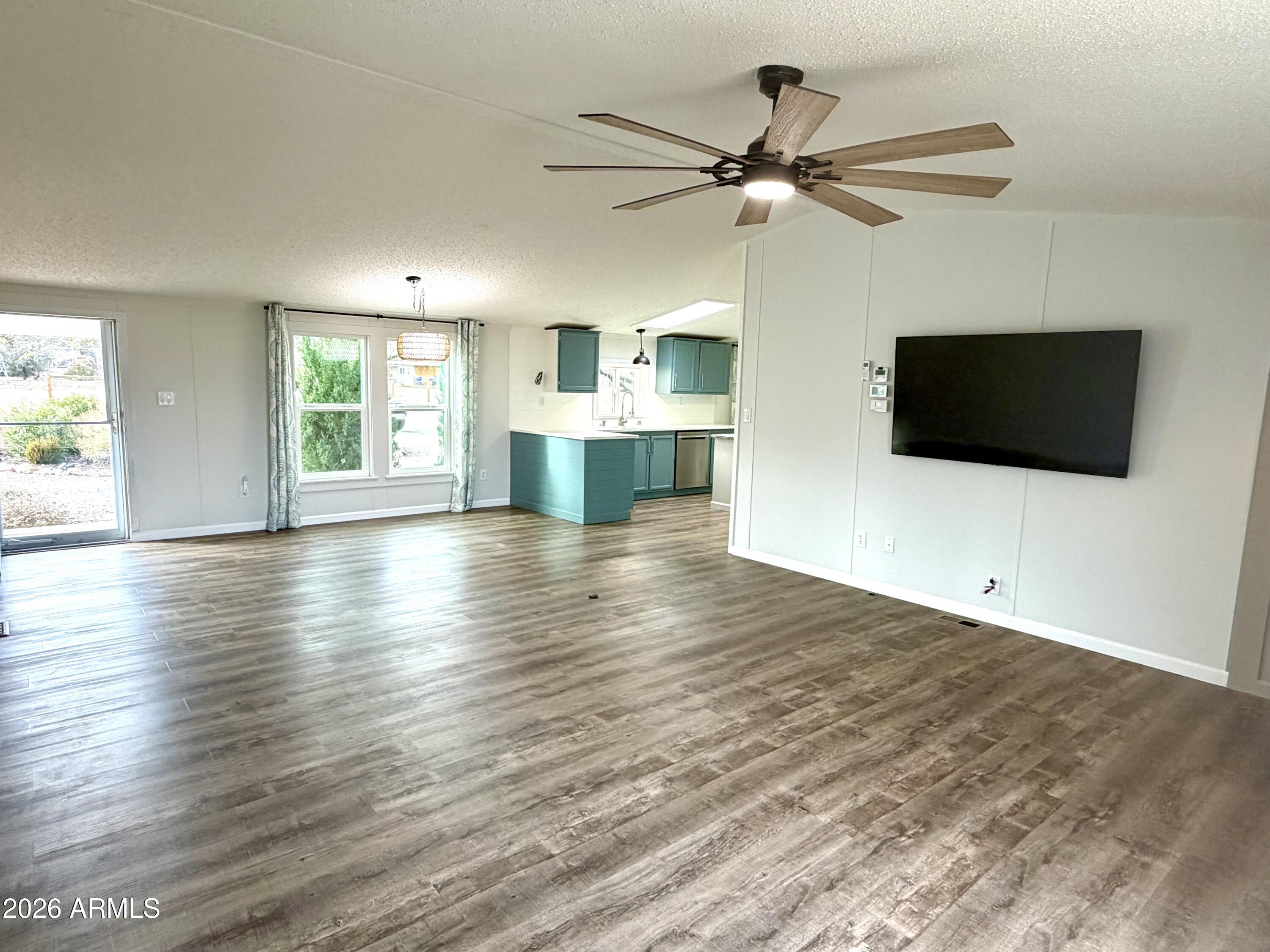 5333 S SANTA CLAUS Avenue