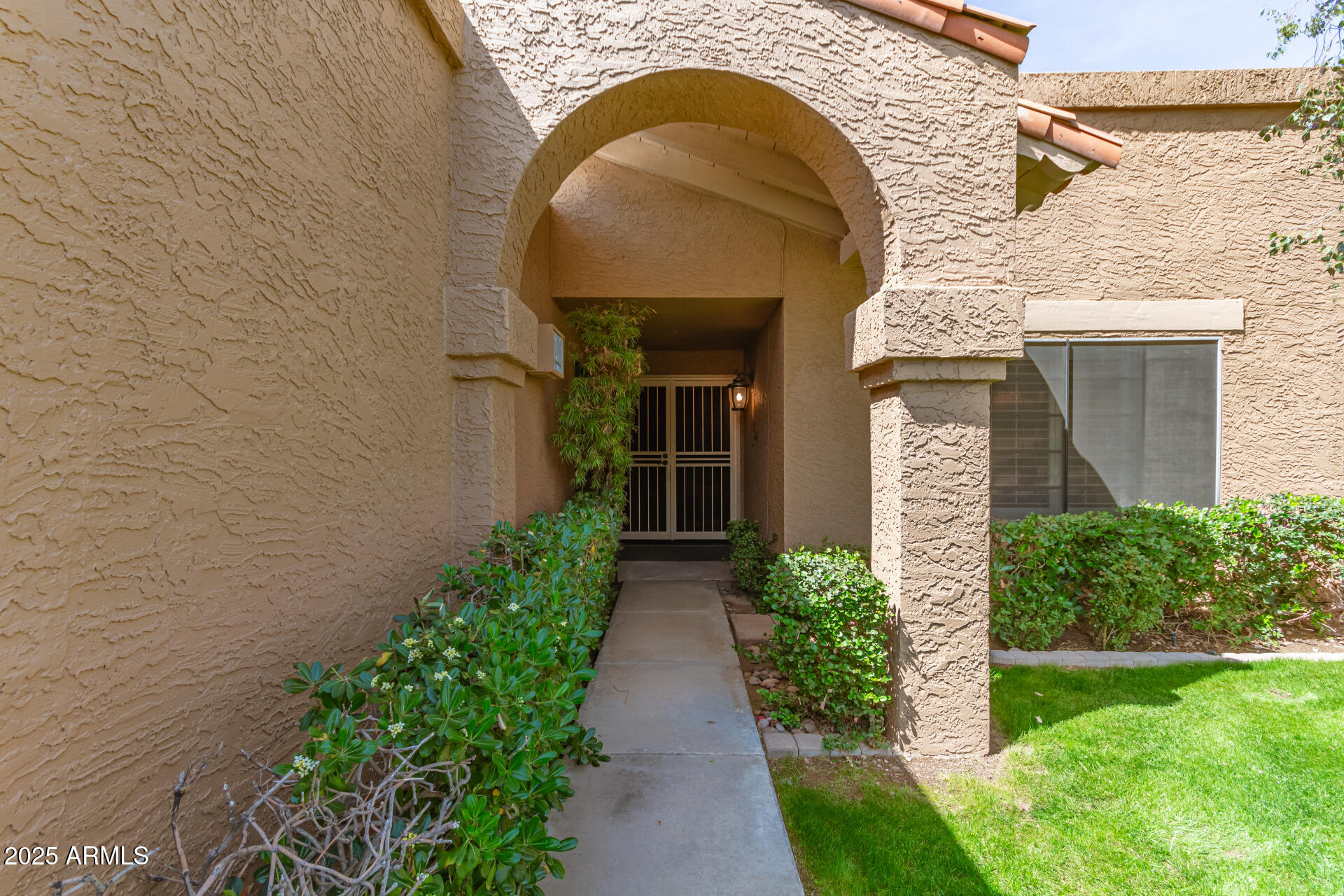 9039 E WINCHCOMB Drive