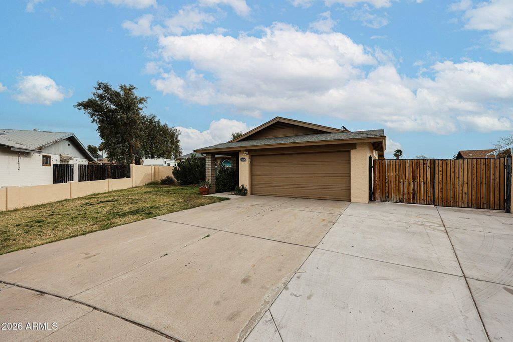 Photo of 6608 W Mercer Lane, Glendale, AZ 85304 (MLS # 6995886)