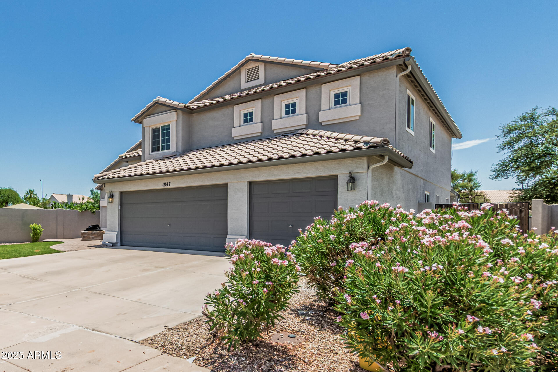 1847 W LEAH Lane