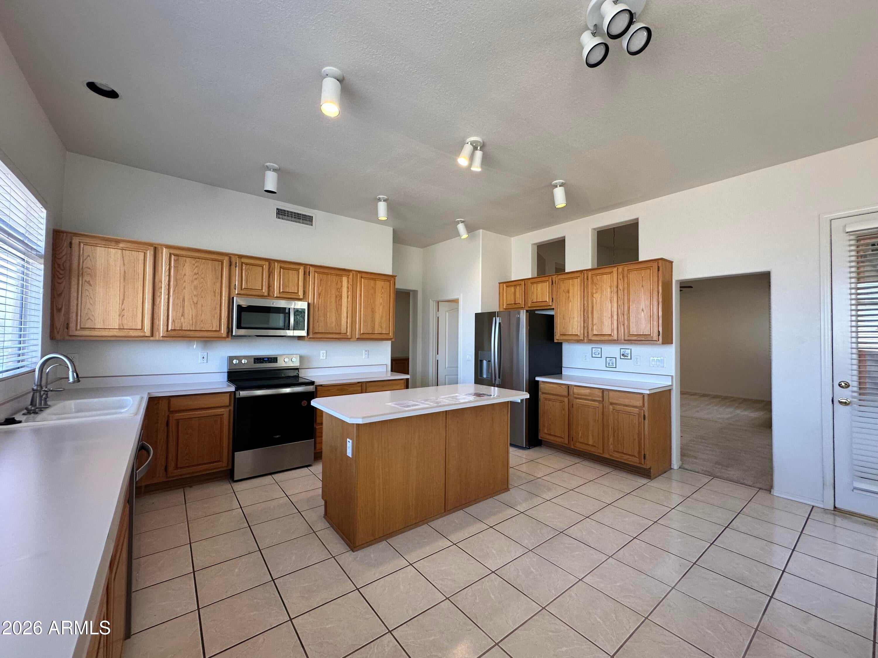 2744 E AMBERWOOD Drive