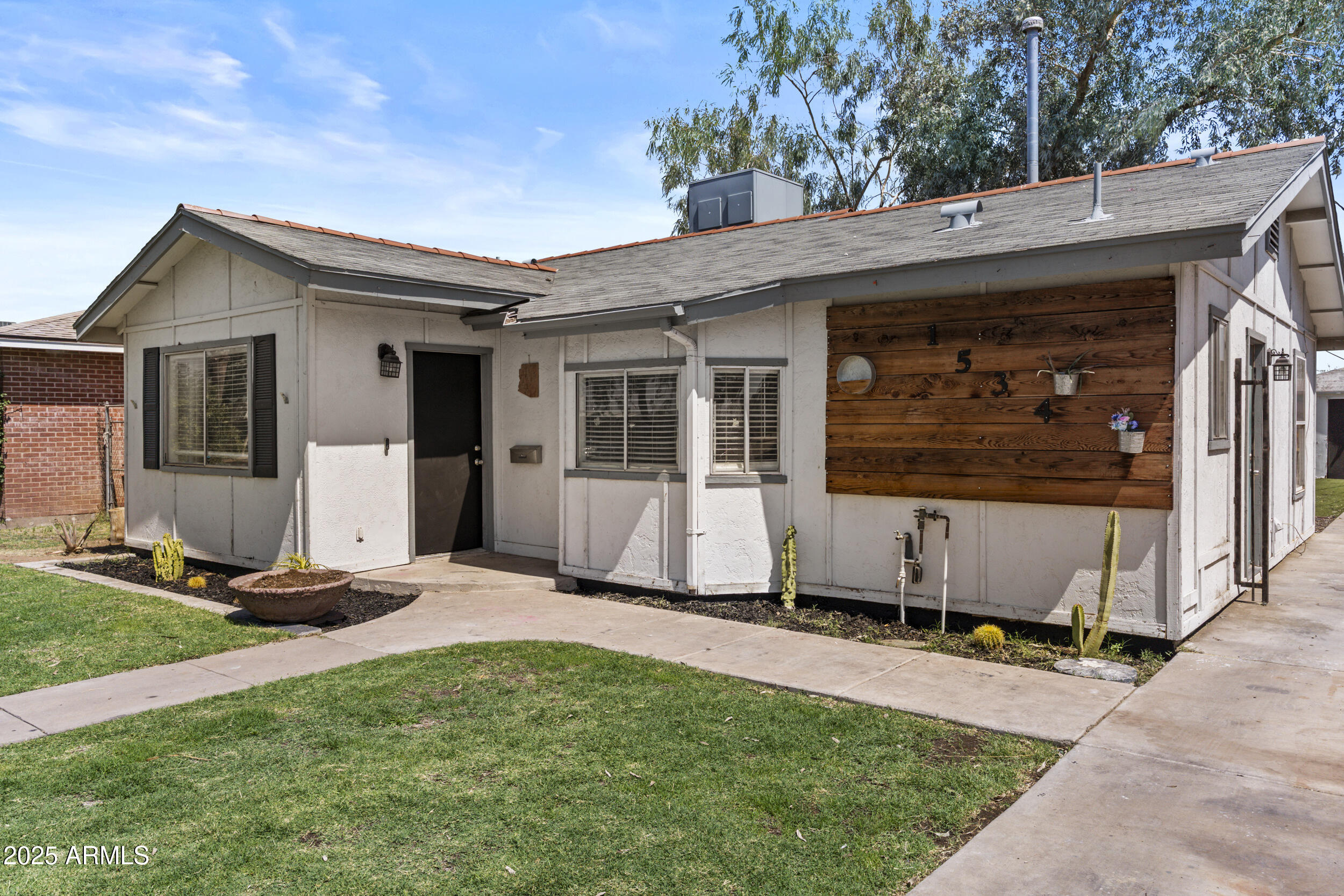 Homes 3 1534 E CULVER Street